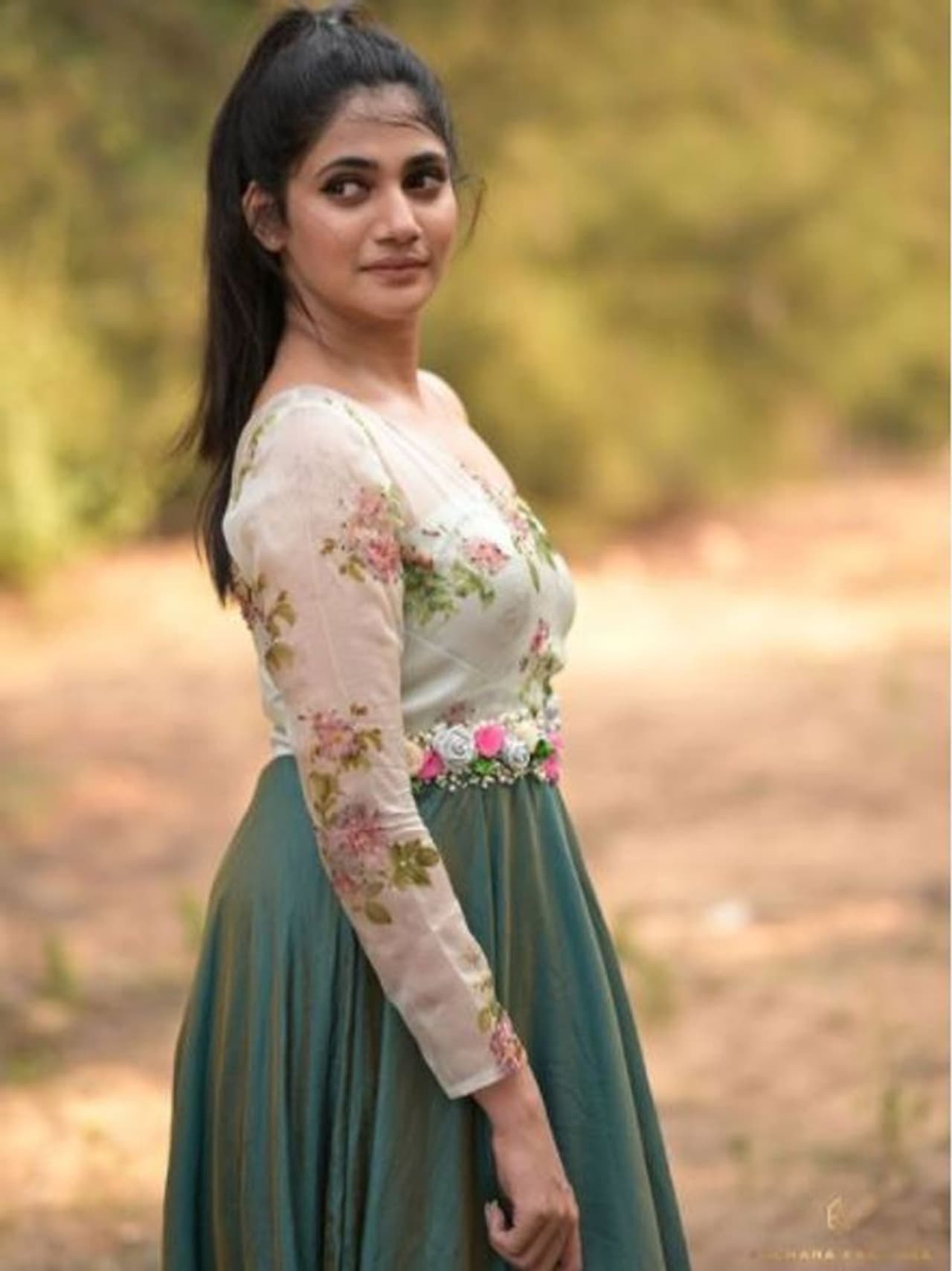 <h2>&nbsp;</h2><p>இலங்கை செய்திவாசிப்பாளரான லாஸ்லியா பிக்பாஸ் சீசன் 3 நிகழ்ச்சியில் பங்கேற்றதால் தமிழகம் முழுவதும் பட்டி, தொட்டி எல்லாம் பிரபலமானார்.</p>