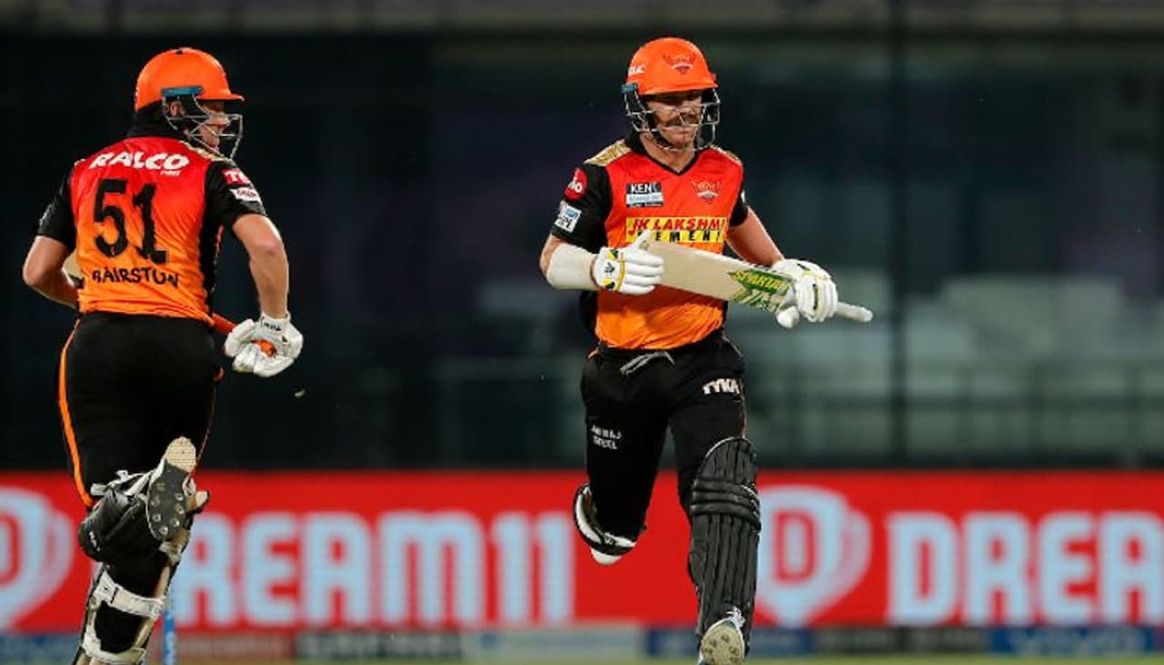 <p>డేవిడ్ వార్నర్ ఐపీఎల్లో సక్సెస్ఫుల్ కెప్టెన్లలో ఒకడిగా గుర్తింపు తెచ్చుకున్నాడు. 2016 సీజన్లో టైటిల్ గెలిచిన డేవిడ్ వార్నర్, 2017, 2019, 20 సీజన్లలో ఫ్లేఆఫ్కి కూడా చేర్చాడు. కేవలం 2021 సీజన్లో ఫస్ట్ హాఫ్ పర్ఫామెన్స్ బాగోలేదని వార్నర్పై వేటు వేసింది ఆరెంజ్ ఆర్మీ.</p> <p>డేవిడ్ వార్నర్ ఐపీఎల్లో సక్సెస్ఫుల్ కెప్టెన్లలో ఒకడిగా గుర్తింపు తెచ్చుకున్నాడు. 2016 సీజన్లో టైటిల్ గెలిచిన డేవిడ్ వార్నర్, 2017, 2019, 20 సీజన్లలో ఫ్లేఆఫ్కి కూడా చేర్చాడు. కేవలం 2021 సీజన్లో ఫస్ట్ హాఫ్ పర్ఫామెన్స్ బాగోలేదని వార్నర్పై వేటు వేసింది ఆరెంజ్ ఆర్మీ.</p>