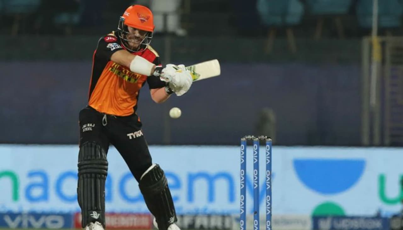 <p>ఆరు మ్యాచుల్లో ఒకే ఒక్క మ్యాచ్ గెలిచిన తర్వాత డేవిడ్ వార్నర్‌ను కెప్టన్సీ పదవి నుంచి తొలగిస్తూ సంచలన నిర్ణయం తీసుకుంది సన్‌రైజర్స్ హైదరాబాద్. అతని స్థానంలో కేన్ విలియంసన్‌కి కెప్టెన్సీ పగ్గాలు అప్పగించింది.</p>