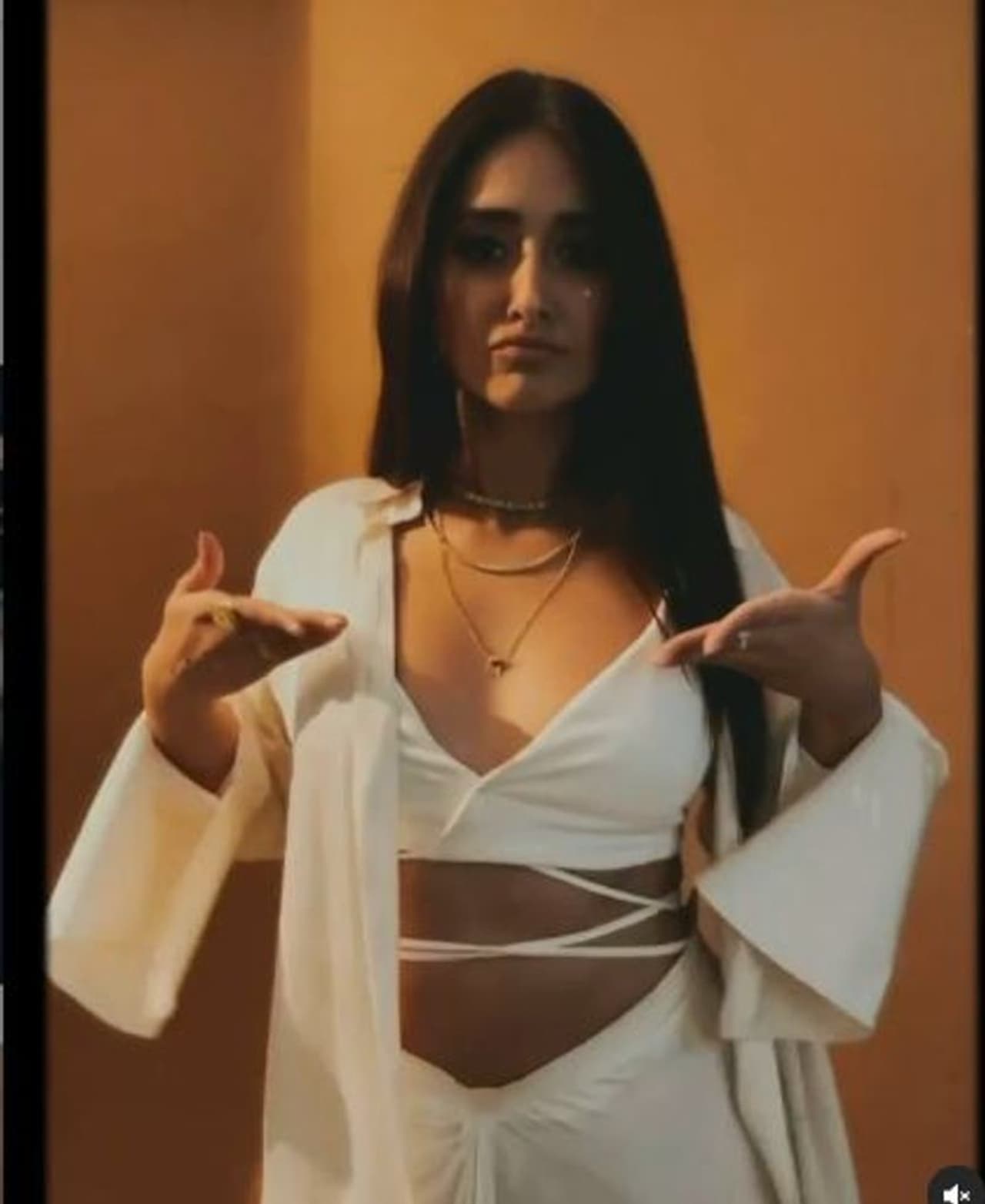 ఇలియానా తాజాగా ఓ ఇంటర్వ్యూలో తన బాడీ షేమింగ్(శరీరాకృతిపై హేళన చేయడం)పై వస్తోన్న విమర్శలపై, కామెంట్లపై స్పందించారు. నెటిజన్లు తన బాడీలోని మార్పులపై అడుగుతున్న ప్రశ్నలు వింటుంటే భయమేస్తుందని చెప్పింది ఇలియానా. ఆమె మాట్లాడుతూ, ఇలియానా తాజాగా ఓ ఇంటర్వ్యూలో తన బాడీ షేమింగ్(శరీరాకృతిపై హేళన చేయడం)పై వస్తోన్న విమర్శలపై, కామెంట్లపై స్పందించారు. నెటిజన్లు తన బాడీలోని మార్పులపై అడుగుతున్న ప్రశ్నలు వింటుంటే భయమేస్తుందని చెప్పింది ఇలియానా. ఆమె మాట్లాడుతూ,