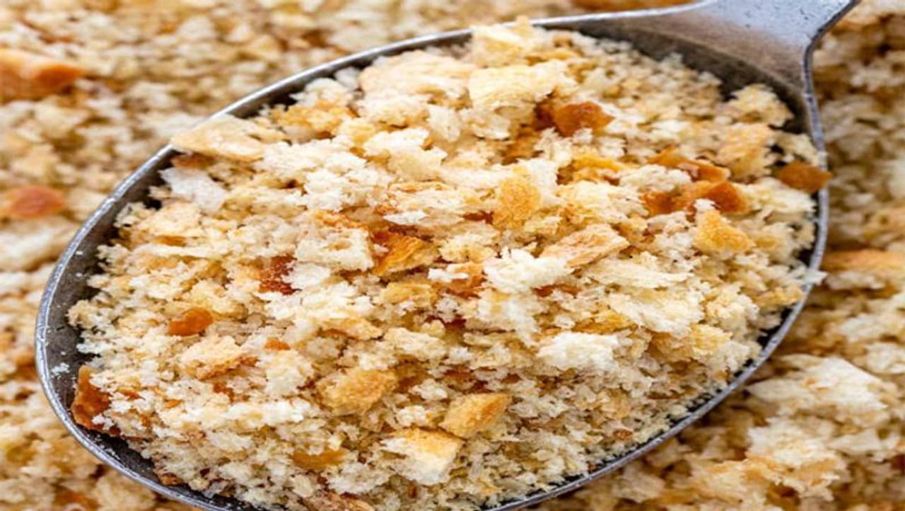 <p><strong>ಬ್ರೆಡ್ ಕ್ರಂಬ್ಸ್</strong><br />ಬ್ರೆಡ್ನ ಬದಿಗಳನ್ನು ಕತ್ತರಿಸಿದಾಗಲೆಲ್ಲಾ, ಅದನ್ನು&nbsp;ಬೇಕ್ ಮಾಡಿ ಮತ್ತು ಚೂರುಗಳನ್ನು ತಯಾರಿಸಲು ಮಿಕ್ಸರ್ನಲ್ಲಿ ಪುಡಿ ಮಾಡಿ. ಈ ಬ್ರೆಡ್ ತುಣುಕುಗಳನ್ನು ಅನೇಕ ಭಕ್ಷ್ಯಗಳಲ್ಲಿ ಬಳಸಬಹುದು.</p>