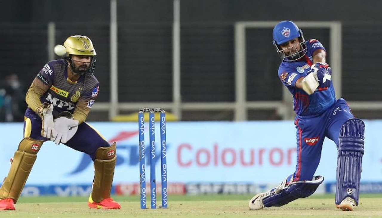 <p>కోల్‌కత్తా నైట్‌రైడర్స్‌తో జరిగిన మ్యాచ్‌లో మొదటి ఓవర్‌లో వరుసగా ఆరుకి ఆరు ఫోర్లు బాది 24 పరుగులు రాబట్టిన పృథ్వీషా... చూడచక్కని సొగసైన షాట్లతో క్రికెట్ విశ్లేషకులను కూడా ఆకట్టుకున్నాడు...</p>