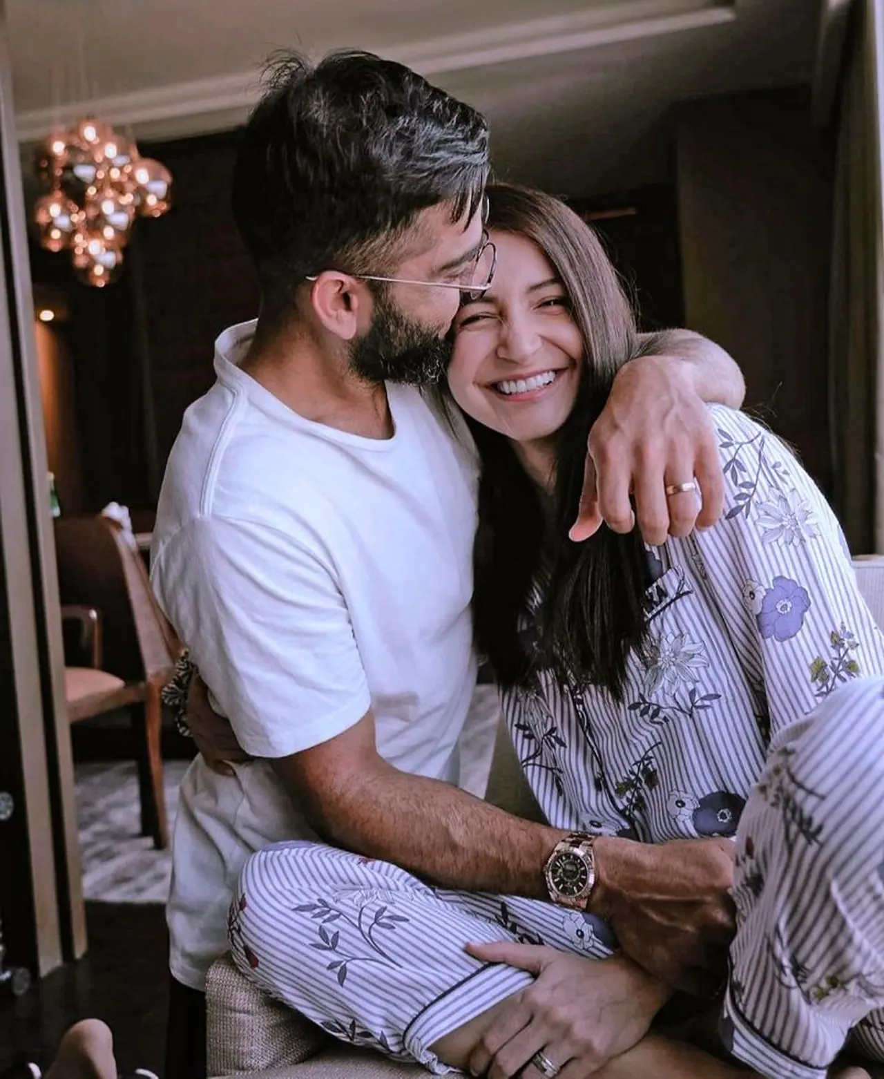 బాలీవుడ్‌లో స్టార్‌ హీరోయిన్‌గా రాణిస్తున్న అనుష్క శర్మ, క్రికెట్‌ టీమిండియా కెప్టెన్‌ విరాట్‌ కోహ్లీలో ప్రేమలో పడి పెళ్లి చేసుకున్న విషయం తెలిసిందే.