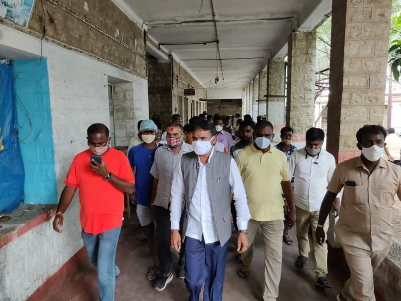 <p>20 ವರ್ಷಗಳ ಹಿಂದೆ ಮುಚ್ಚಿದ ಪ್ರತಿಷ್ಠಿತ ಆಸ್ಪತ್ರೆಗೆ ಮರುಜೀವ ನೀಡಲು ನಿರ್ಧರಿಸಲಾಗಿದ್ದು, ಕೋವಿಡ್ ಕೇರ್ ಸೆಂಟರ್ ಆಗಿ ಬದಲಾವಣೆ ಮಾಡಲಾಗಿದೆ. </p> <p>20 ವರ್ಷಗಳ ಹಿಂದೆ ಮುಚ್ಚಿದ ಪ್ರತಿಷ್ಠಿತ ಆಸ್ಪತ್ರೆಗೆ ಮರುಜೀವ ನೀಡಲು ನಿರ್ಧರಿಸಲಾಗಿದ್ದು, ಕೋವಿಡ್ ಕೇರ್ ಸೆಂಟರ್ ಆಗಿ ಬದಲಾವಣೆ ಮಾಡಲಾಗಿದೆ. </p>