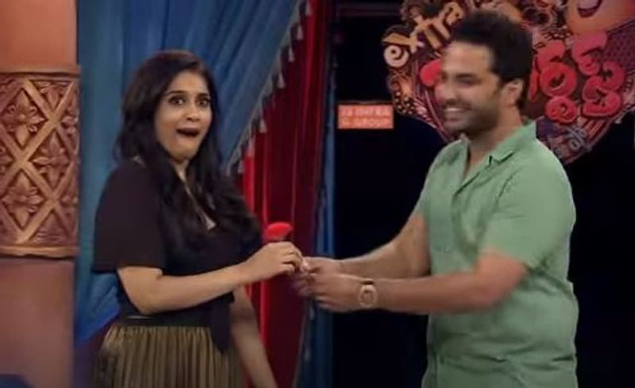 `పాగల్` హీరో విశ్వక్ సేన్ తాజాగా `జబర్దస్త్` షోకి వచ్చాడు. వచ్చి రావడంతోనే ఎవరు ఉన్నారనేది కూడా చూసుకోకుండా రష్మీకి రోజ్ ఫ్లవర్ ఇచ్చాడు. దీంతో ఆశ్చర్యపోయింది రష్మీ. `పాగల్` హీరో విశ్వక్ సేన్ తాజాగా `జబర్దస్త్` షోకి వచ్చాడు. వచ్చి రావడంతోనే ఎవరు ఉన్నారనేది కూడా చూసుకోకుండా రష్మీకి రోజ్ ఫ్లవర్ ఇచ్చాడు. దీంతో ఆశ్చర్యపోయింది రష్మీ.