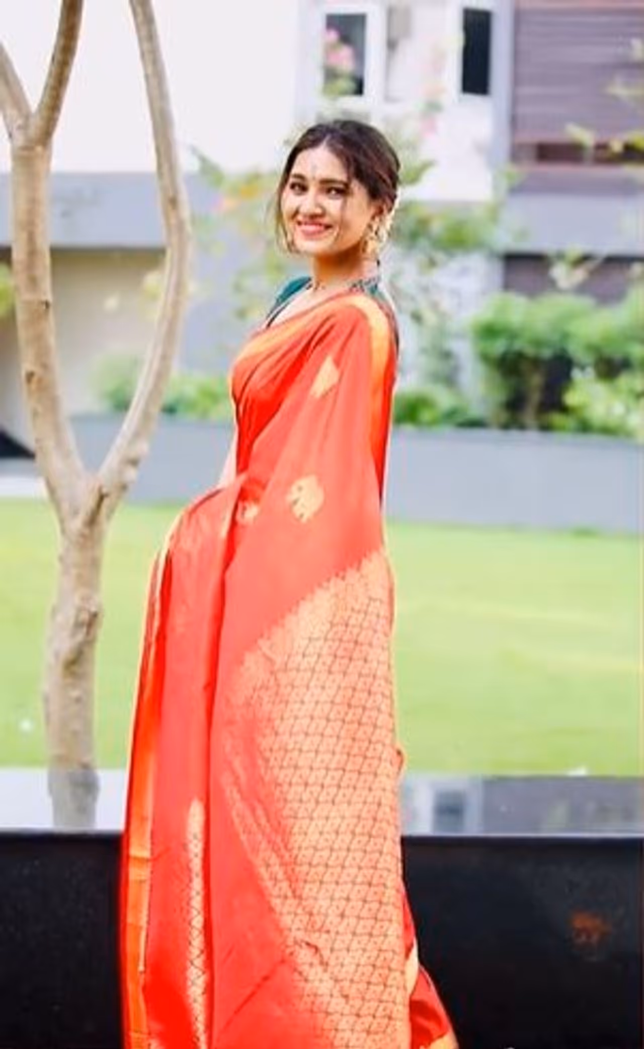 <h2>&nbsp;</h2><p>விமானப் பணிப்பெண்ணாக பணியாற்றி மெல்ல சின்னத்திரையில் கால்பதித்து, தற்போது வெள்ளித்திரையில் மிளிரும் வாய்ப்புக்கள் எல்லாம் அனைவருக்கும் எளிதில் கிடைத்துவிடாது.</p>