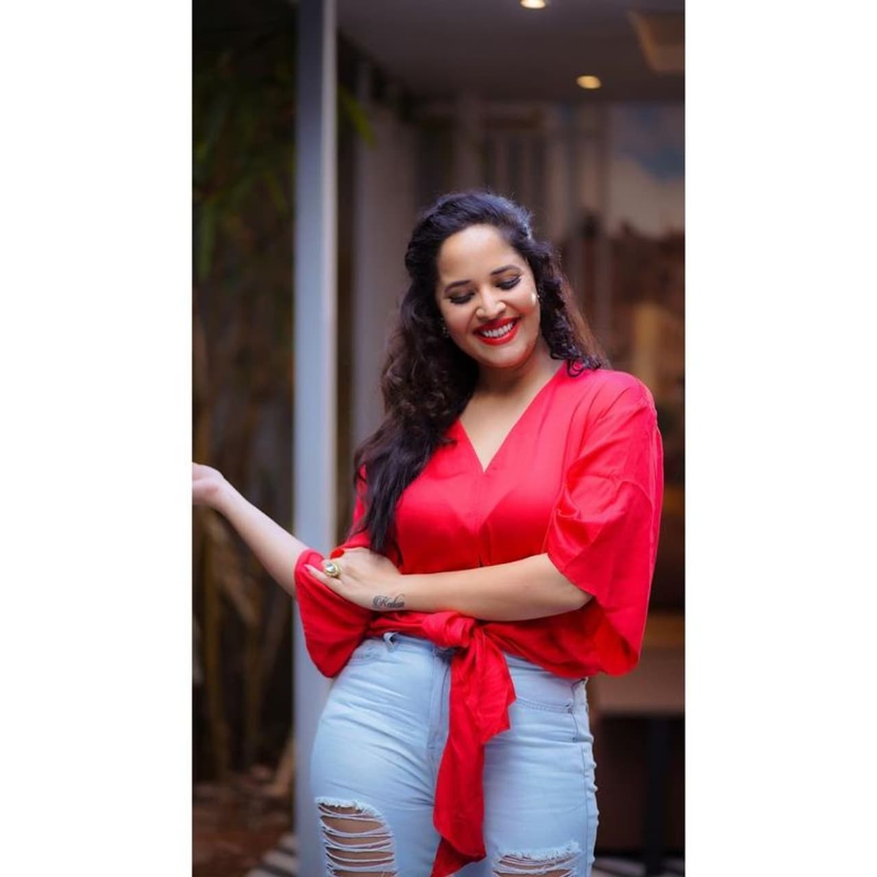 అనసూయ అందానికి ఎరుపు తోడయ్యింది. ఇంకా చెప్పాలంటే అనసయ అందం ఎరుపెక్కింది. ఎర్రని దొండపండులాంటి పెదలతో, రెడ్‌ డ్రెస్‌లో ఎర్రగులాబీలా మారిపోయ్యింది అనసూయ.