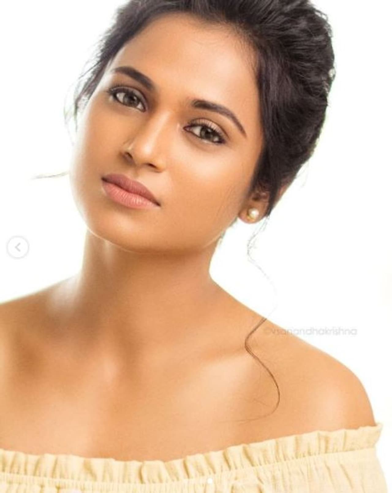 <p>பிக்பாஸ் நிகழ்ச்சிக்கு பின், அடுத்த கட்டத்தை நோக்கி நகர்ந்து கொண்டிருக்கும் ரம்யா பாண்டியனுக்கு, பல படங்களின் வாய்ப்புகள் தேடி வர துவங்கியுள்ளது. பிக்பாஸ் வீட்டை விட்டு வெளியில் வந்த ஒரு வாரத்திலேயே... நடிகர் சூர்யா தயாரிக்கும் படத்தில் இரண்டு நாயகிகளில் ஒருவராக நடிக்க கமிட் ஆனார்.</p> <p>பிக்பாஸ் நிகழ்ச்சிக்கு பின், அடுத்த கட்டத்தை நோக்கி நகர்ந்து கொண்டிருக்கும் ரம்யா பாண்டியனுக்கு, பல படங்களின் வாய்ப்புகள் தேடி வர துவங்கியுள்ளது. பிக்பாஸ் வீட்டை விட்டு வெளியில் வந்த ஒரு வாரத்திலேயே... நடிகர் சூர்யா தயாரிக்கும் படத்தில் இரண்டு நாயகிகளில் ஒருவராக நடிக்க கமிட் ஆனார்.</p>