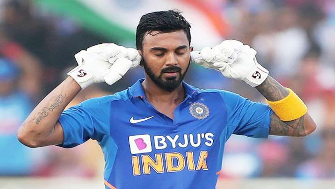 <p><strong>ಕೆ. ಎಲ್. ರಾಹುಲ್:</strong><br />14 ಎಸೆತಗಳಲ್ಲಿ ಈ ಸಾಧನೆ ತೋರಿದ ಭಾರತೀಯ ಆಟಗಾರ ಕೆ.ಎಲ್.ರಾಹುಲ್ ಅವರ ಹೆಸರಿನಲ್ಲಿ ಐಪಿಎಲ್ನ ಫಾಸ್ಟೆಸ್ಟ್ 50 ರನ್ ಗಳಿಸಿದ ದಾಖಲೆ ಇದೆ. ದೆಹಲಿ ಕ್ಯಾಪಿಟಲ್ಸ್ ವಿರುದ್ಧ 8 ಏಪ್ರಿಲ್ 2018 ರಂದು ಅತಿ ವೇಗದ 50 ರನ್ ಗಳಿಸಿದರು. ಈ ಪಂದ್ಯದಲ್ಲಿ ಅವರು 4 ಸಿಕ್ಸರ್ ಮತ್ತು 6 ಬೌಂಡರಿಗಳ ಸಹಾಯದಿಂದ 51 ರನ್ ಗಳಿಸಿದರು.</p> <p><strong>ಕೆ. ಎಲ್. ರಾಹುಲ್:</strong><br />14 ಎಸೆತಗಳಲ್ಲಿ ಈ ಸಾಧನೆ ತೋರಿದ ಭಾರತೀಯ ಆಟಗಾರ ಕೆ.ಎಲ್.ರಾಹುಲ್ ಅವರ ಹೆಸರಿನಲ್ಲಿ ಐಪಿಎಲ್ನ ಫಾಸ್ಟೆಸ್ಟ್ 50 ರನ್ ಗಳಿಸಿದ ದಾಖಲೆ ಇದೆ. ದೆಹಲಿ ಕ್ಯಾಪಿಟಲ್ಸ್ ವಿರುದ್ಧ 8 ಏಪ್ರಿಲ್ 2018 ರಂದು ಅತಿ ವೇಗದ 50 ರನ್ ಗಳಿಸಿದರು. ಈ ಪಂದ್ಯದಲ್ಲಿ ಅವರು 4 ಸಿಕ್ಸರ್ ಮತ್ತು 6 ಬೌಂಡರಿಗಳ ಸಹಾಯದಿಂದ 51 ರನ್ ಗಳಿಸಿದರು.</p>