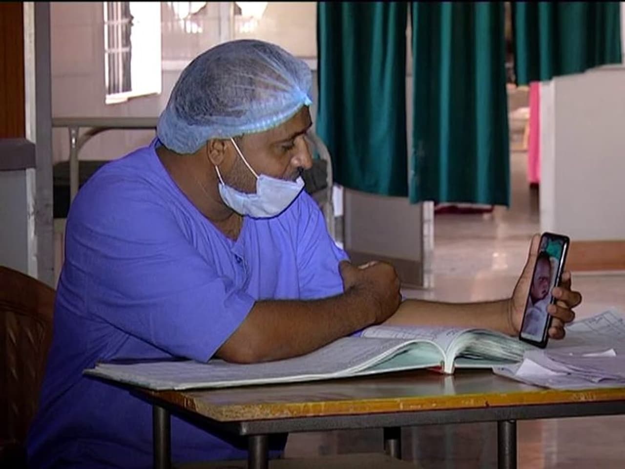 <p>ಇದು ಕೊಪ್ಪಳದ ಕೋವಿಡ್ ವಾರ್ಡ್ನಲ್ಲಿ ಕರ್ತವ್ಯದಲ್ಲಿರುವ ನರ್ಸಿಂಗ್ ಅಧಿಕಾರಿ ಮಂಜುನಾಥ ಅವರ ಸೇವಾಕೈಂಕರ್ಯ. ಬಹುತೇಕ ಕೊರೋನಾ ವಾರಿಯರ್ಸ್ ಕಥೆ ಹೀಗೆ. ಮಂಜುನಾಥ ದಿನವೂ ವಿಡಿಯೋ ಕಾಲ್ ಮೂಲಕ ಮಗುವನ್ನು ನೋಡುತ್ತಾರೆ, ಪತ್ನಿಯಲ್ಲಿ ಮಾತನಾಡಿಸುತ್ತಾರೆ. ಆದರೆ ಖುದ್ದಾಗಿ ನೋಡುವ ಭಾಗ್ಯ ಇವರಿಗೆ ಲಭಿಸಿಲ್ಲ.</p> <p>ಇದು ಕೊಪ್ಪಳದ ಕೋವಿಡ್ ವಾರ್ಡ್ನಲ್ಲಿ ಕರ್ತವ್ಯದಲ್ಲಿರುವ ನರ್ಸಿಂಗ್ ಅಧಿಕಾರಿ ಮಂಜುನಾಥ ಅವರ ಸೇವಾಕೈಂಕರ್ಯ. ಬಹುತೇಕ ಕೊರೋನಾ ವಾರಿಯರ್ಸ್ ಕಥೆ ಹೀಗೆ. ಮಂಜುನಾಥ ದಿನವೂ ವಿಡಿಯೋ ಕಾಲ್ ಮೂಲಕ ಮಗುವನ್ನು ನೋಡುತ್ತಾರೆ, ಪತ್ನಿಯಲ್ಲಿ ಮಾತನಾಡಿಸುತ್ತಾರೆ. ಆದರೆ ಖುದ್ದಾಗಿ ನೋಡುವ ಭಾಗ್ಯ ಇವರಿಗೆ ಲಭಿಸಿಲ್ಲ.</p>