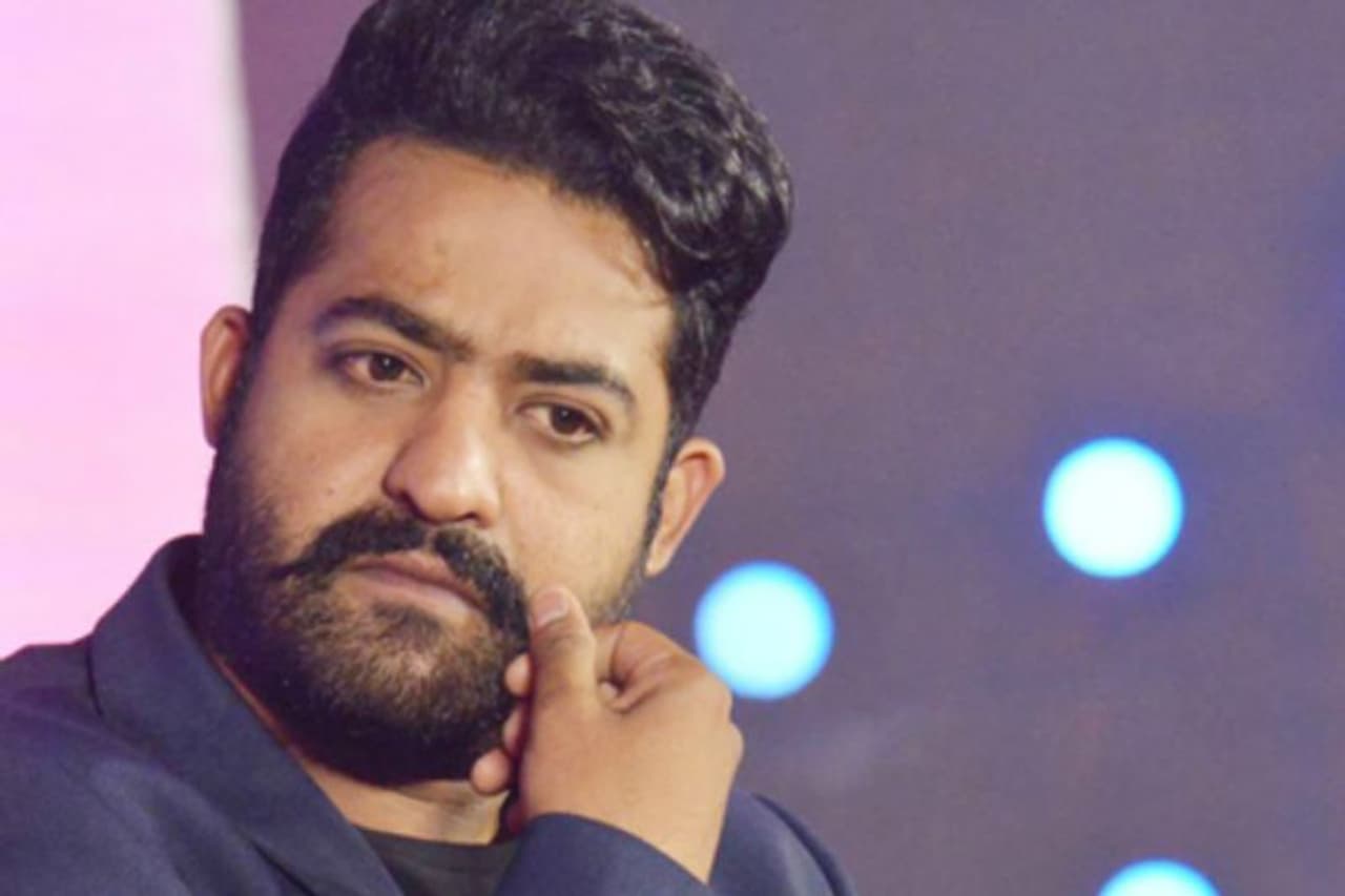 ఎన్టీఆర్ ప్రస్తుతం `ఆర్ఆర్ఆర్`లో నటిస్తున్నారు. రాజమౌళి దర్శకత్వంలో రూపొందుతున్న ఈ సినిమాలో రామ్చరణ్ మరో హీరో. తెలుగులోనే కాదు, ఇండియా వైడ్గానూ అత్యంత ప్రతిష్టాత్మకంగా రూపొందుతున్న చిత్రమిది. ఈ సినిమా కోసం ఆడియెన్స్ ఈగర్గా వెయిట్ చేస్తున్నారు. అదే సమయంలో ఈ సినిమాతో ఎన్టీఆర్ రేంజ్ కూడా మారబోతుంది. నేషనల్ స్టార్గా ఎదగబోతున్నాడని చెప్పడంలో అతిశయోక్తి లేదు. ఎన్టీఆర్ ప్రస్తుతం `ఆర్ఆర్ఆర్`లో నటిస్తున్నారు. రాజమౌళి దర్శకత్వంలో రూపొందుతున్న ఈ సినిమాలో రామ్చరణ్ మరో హీరో. తెలుగులోనే కాదు, ఇండియా వైడ్గానూ అత్యంత ప్రతిష్టాత్మకంగా రూపొందుతున్న చిత్రమిది. ఈ సినిమా కోసం ఆడియెన్స్ ఈగర్గా వెయిట్ చేస్తున్నారు. అదే సమయంలో ఈ సినిమాతో ఎన్టీఆర్ రేంజ్ కూడా మారబోతుంది. నేషనల్ స్టార్గా ఎదగబోతున్నాడని చెప్పడంలో అతిశయోక్తి లేదు.