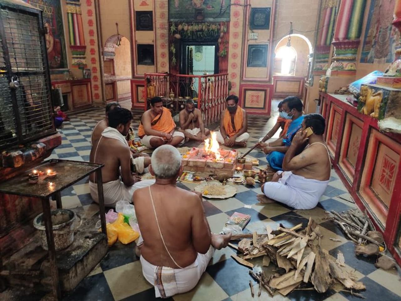 <p>ಬಾಗಲಕೋಟೆಯ ಕೊತ್ತಲೇಶ್ವರ ದೇವಾಲಯದಲ್ಲಿ ನಡೆದ ನರಸಿಂಹ ಹೋಮ</p> <p>ಬಾಗಲಕೋಟೆಯ ಕೊತ್ತಲೇಶ್ವರ ದೇವಾಲಯದಲ್ಲಿ ನಡೆದ ನರಸಿಂಹ ಹೋಮ</p>