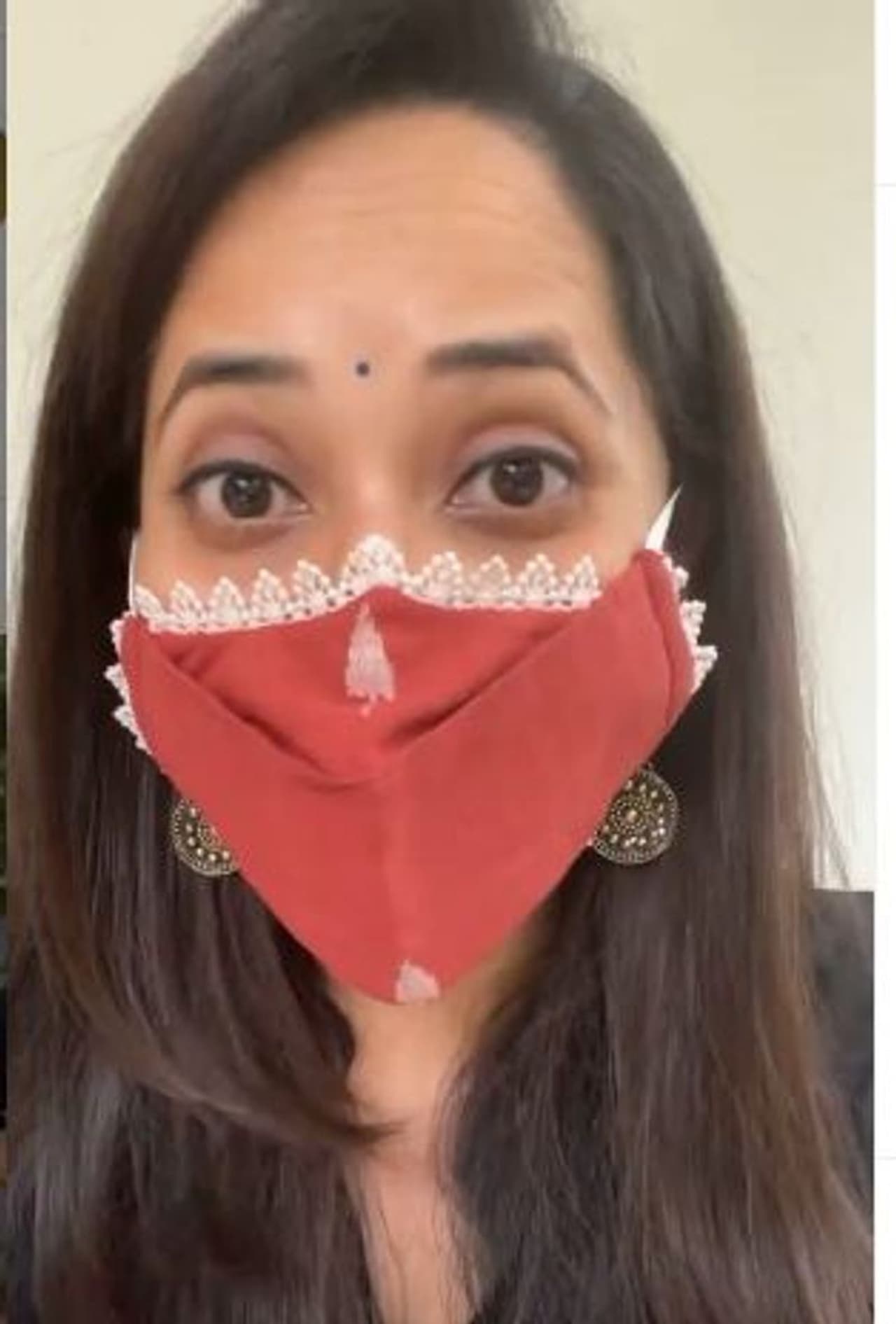 అనసూయ నెటిజన్లపై ఫైర్ అయ్యింది. మాస్క్ పెట్టుకోవడం మర్చిపోతున్నారనంటూ మండి పడింది. `ఆడవాళ్లతో మాట్లాడే విధానం తెలియదుగానీ తెగ మాట్లాడుతున్నా`డంటూ ఫైర్ అయ్యింది. స్వీట్ వార్నింగ్ ఇచ్చింది. అనసూయ నెటిజన్లపై ఫైర్ అయ్యింది. మాస్క్ పెట్టుకోవడం మర్చిపోతున్నారనంటూ మండి పడింది. `ఆడవాళ్లతో మాట్లాడే విధానం తెలియదుగానీ తెగ మాట్లాడుతున్నా`డంటూ ఫైర్ అయ్యింది. స్వీట్ వార్నింగ్ ఇచ్చింది.