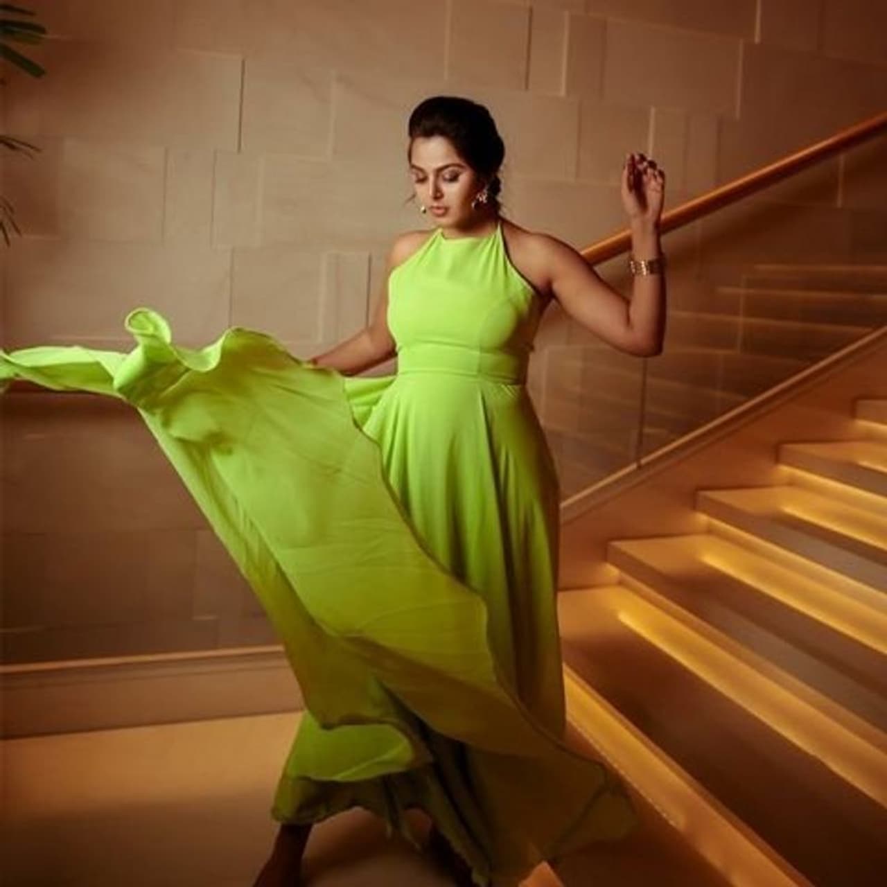 బిగ్‌బాస్‌ 4తో పాపులర్‌ అయిన వారిలో మోనాల్‌ గజ్జర్‌ ఒకరు. అఖిల్‌ సార్థక్‌తో ఈ అమ్మడు నడిపించిన ప్రేమాయణం, సాగించిన రొమాన్సే అందుకు కారణంగా చెప్పొచ్చు. తరచూ గ్లామర్‌ షో చేస్తూ ప్రేక్షకులను కనువిందు చేసింది మోనాల్‌.