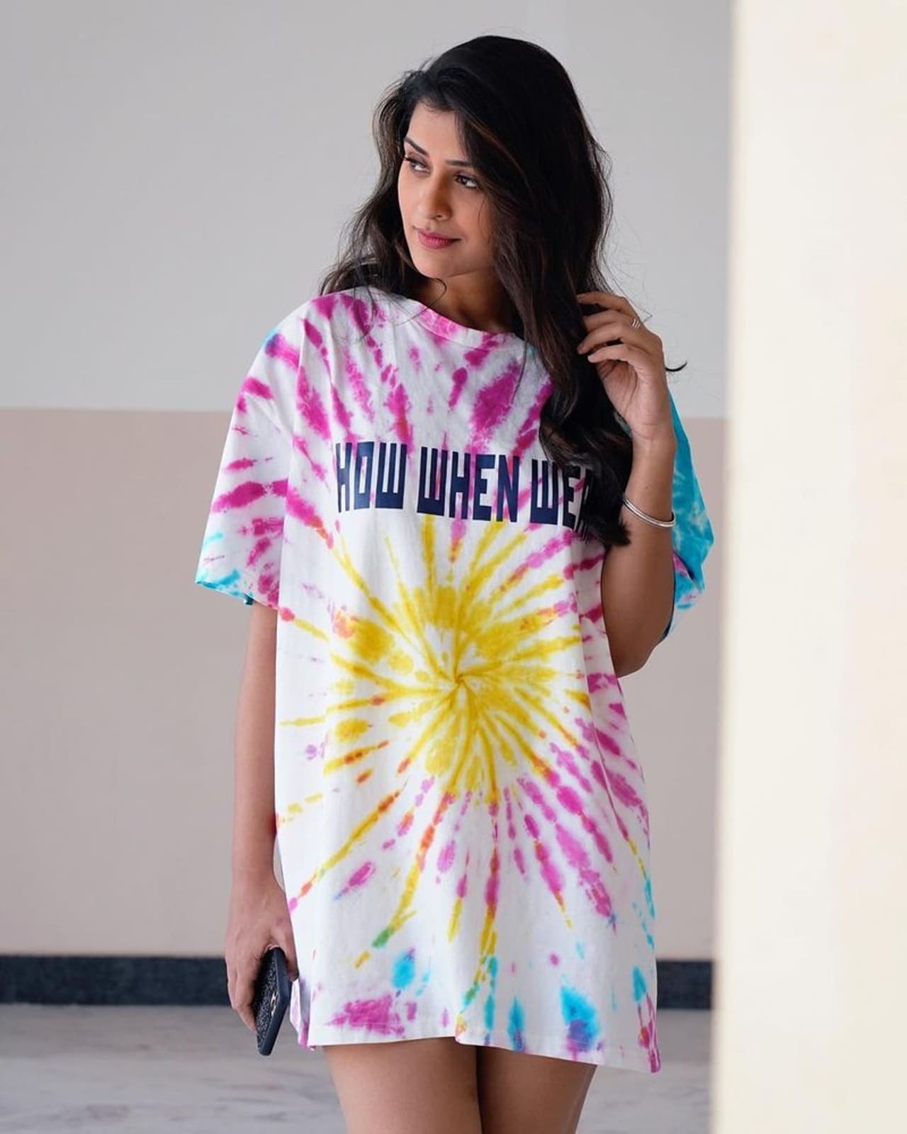 పాయల్ రాజ్పుత్ టాప్ టూ బాటమ్ ఒకే టీషర్ట్ వేసుకుంది. సమ్మర్ వేళ ఫ్రీగా ఉండాలనో, గాలి స్వేచ్చగా విహరించాలనో ఏమో మొత్తానికి పాయల్ ఒకే టీషర్ట్ వేసుకుంది. పాయల్ రాజ్పుత్ టాప్ టూ బాటమ్ ఒకే టీషర్ట్ వేసుకుంది. సమ్మర్ వేళ ఫ్రీగా ఉండాలనో, గాలి స్వేచ్చగా విహరించాలనో ఏమో మొత్తానికి పాయల్ ఒకే టీషర్ట్ వేసుకుంది.