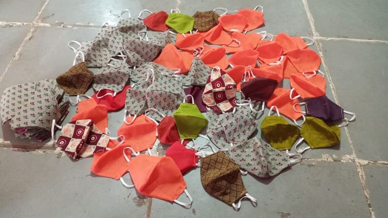 <p>ಕನಕಗಿರಿ ತಾಲೂಕಿನ ನವಲಿ ತಾಂಡಾದ ಅಂಗನವಾಡಿ ಕೇಂದ್ರ 2 ರಲ್ಲಿ ಕಾರ್ಯ ನಿರ್ವಹಿಸುತ್ತಿರುವ ಹನುಮಮ್ಮ ಮಂಜುನಾಥ ಅವರು ಪ್ರತಿ ದಿನ 200 ಕ್ಕೂ ಹೆಚ್ಚು ಮಾಸ್ಕ್ ತಯಾರಿಸಿ ವಿತರಿಸುತ್ತಿದ್ದಾರೆ. ಇದುವರೆಗೆ 2 ಸಾವಿರಕ್ಕೂ ಹೆಚ್ಚು ಮಾಸ್ಕ್ ವಿತರಿಸಿದ್ದಾರೆ.</p> <p>ಕನಕಗಿರಿ ತಾಲೂಕಿನ ನವಲಿ ತಾಂಡಾದ ಅಂಗನವಾಡಿ ಕೇಂದ್ರ 2 ರಲ್ಲಿ ಕಾರ್ಯ ನಿರ್ವಹಿಸುತ್ತಿರುವ ಹನುಮಮ್ಮ ಮಂಜುನಾಥ ಅವರು ಪ್ರತಿ ದಿನ 200 ಕ್ಕೂ ಹೆಚ್ಚು ಮಾಸ್ಕ್ ತಯಾರಿಸಿ ವಿತರಿಸುತ್ತಿದ್ದಾರೆ. ಇದುವರೆಗೆ 2 ಸಾವಿರಕ್ಕೂ ಹೆಚ್ಚು ಮಾಸ್ಕ್ ವಿತರಿಸಿದ್ದಾರೆ.</p>