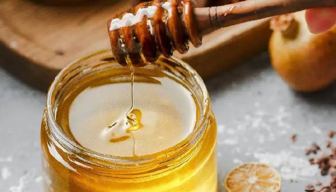 <p>രണ്ട് ടീസ്പൂൺ ബദാം പൊടിച്ചതും ഒരു ടീസ്പൂൺ തേനും ചേർത്ത് നല്ല പോലെ മിക്സ് ചെയ്യുക. ശേഷം ഇത് മുഖത്ത് തേച്ച് പിടിപ്പിക്കുക. മുഖത്തിന് നിറവും തിളക്കവും വര്ദ്ധിപ്പിക്കാൻ സഹായിക്കുന്ന ഫേസ് പാക്കാണിത്.</p> <p>രണ്ട് ടീസ്പൂൺ ബദാം പൊടിച്ചതും ഒരു ടീസ്പൂൺ തേനും ചേർത്ത് നല്ല പോലെ മിക്സ് ചെയ്യുക. ശേഷം ഇത് മുഖത്ത് തേച്ച് പിടിപ്പിക്കുക. മുഖത്തിന് നിറവും തിളക്കവും വര്ദ്ധിപ്പിക്കാൻ സഹായിക്കുന്ന ഫേസ് പാക്കാണിത്.</p>