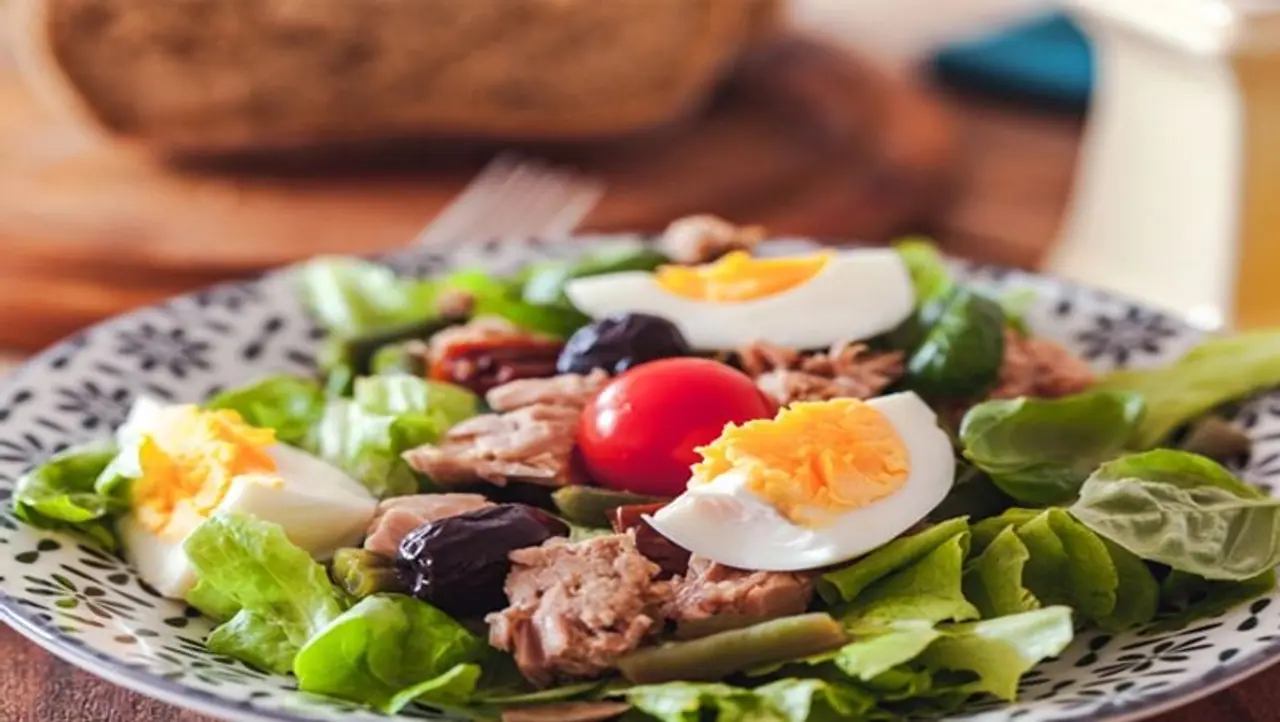 <p style="text align: justify;">ಕೋವಿಡ್ ರೋಗಿಗಳು ಮುಖ್ಯವಾಗಿ ಮಸಲ್ಸ್, ಇಮ್ಯೂನಿಟಿ, ಮತ್ತು ಎನರ್ಜಿ ಲೆವೆಲ್ ಹೆಚ್ಚಿಸುವಂತಹ ಆಹಾರಗಳನ್ನು ಸೇವಿಸುವ ಕಡೆಗೆ ಹೆಚ್ಚಿನ ಗಮನ ಹರಿಸಬೇಕು.&nbsp;</p>