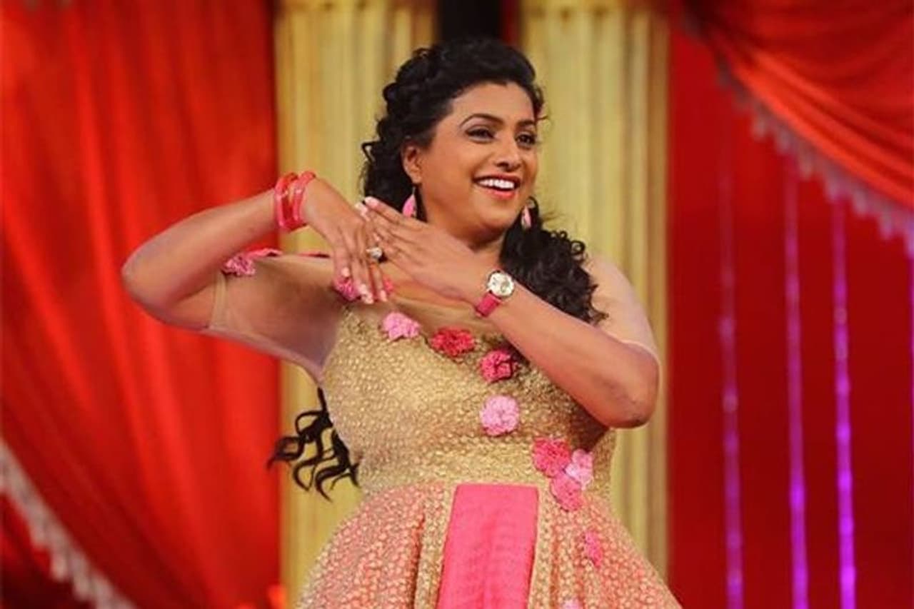 <p>இயக்குநர் ஆர்.கே.செல்வமணி இயக்கத்தில் பிரசாந்திற்கு ஜோடியாக செம்பருத்தி படத்தில் அறிமுகமானவர் ரோஜா. தமிழ், தெலுங்கு, மலையாளம், கன்னடம் என தென்னிந்திய மொழிகளில் முன்னணி ஹீரோயினாக வலம் வந்தார்.</p>