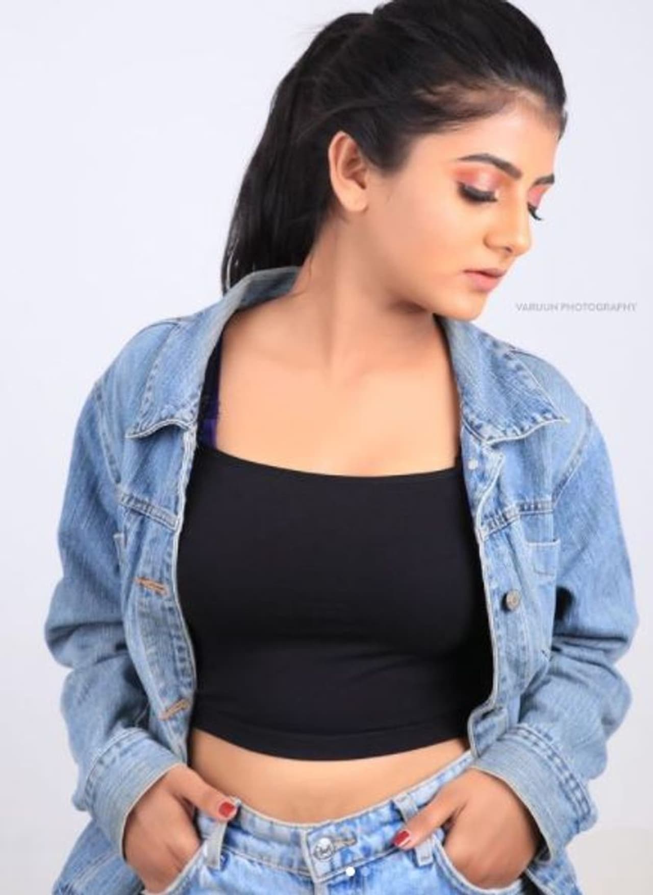 <p>டெனிம் ஷர்ட் போட்டு தெறிக்கவிடும் கேபி </p> <p>டெனிம் ஷர்ட் போட்டு தெறிக்கவிடும் கேபி </p>