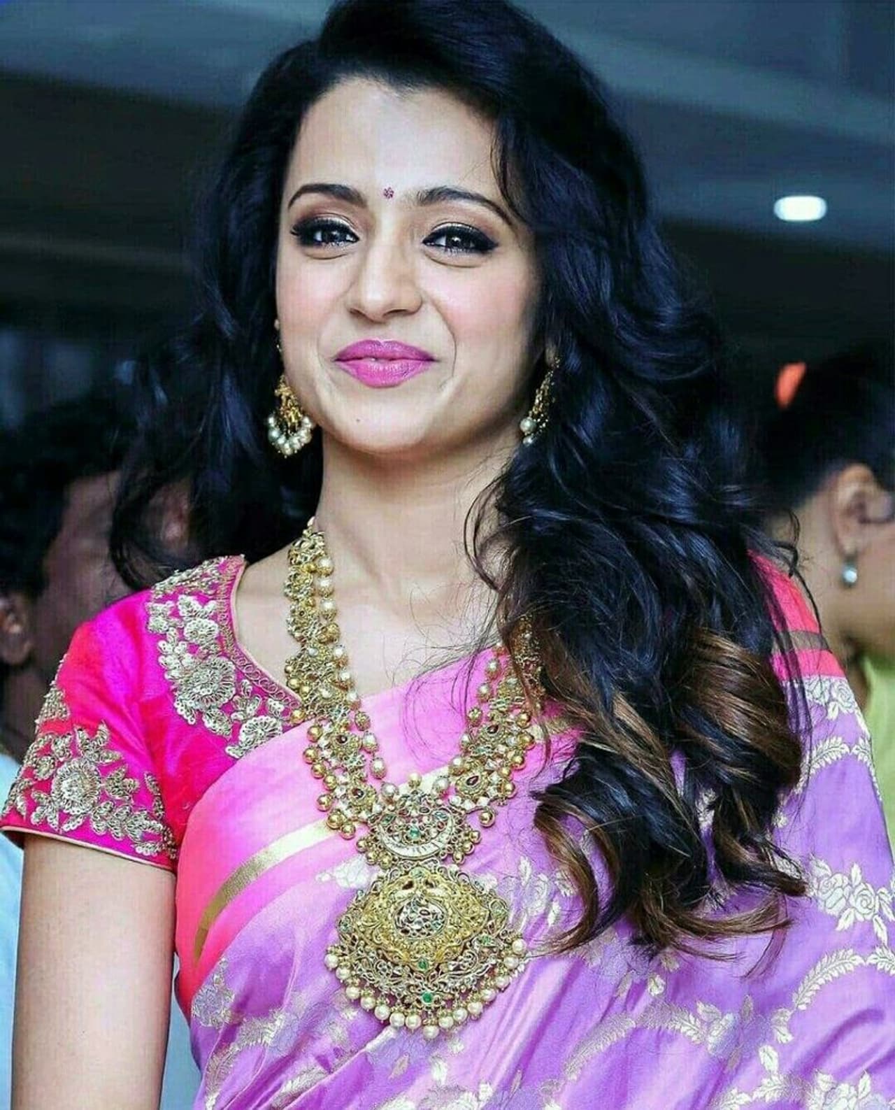 సౌత్లో స్టార్ హీరోయిన్గా రాణిస్తున్న త్రిష త్వరలోనే పెళ్లిపీటలెక్కబోతుందట. తన సమకాలీకులైన హీరోయిన్లంతా పెళ్లిళ్లు చేసుకుంటున్నారు. దీంతో తాను కూడా మ్యారేజ్ చేసుకొని వైవాహిక జీవితంలోకి అడుగుపెట్టాలని భావిస్తుందట త్రిష. సౌత్లో స్టార్ హీరోయిన్గా రాణిస్తున్న త్రిష త్వరలోనే పెళ్లిపీటలెక్కబోతుందట. తన సమకాలీకులైన హీరోయిన్లంతా పెళ్లిళ్లు చేసుకుంటున్నారు. దీంతో తాను కూడా మ్యారేజ్ చేసుకొని వైవాహిక జీవితంలోకి అడుగుపెట్టాలని భావిస్తుందట త్రిష.