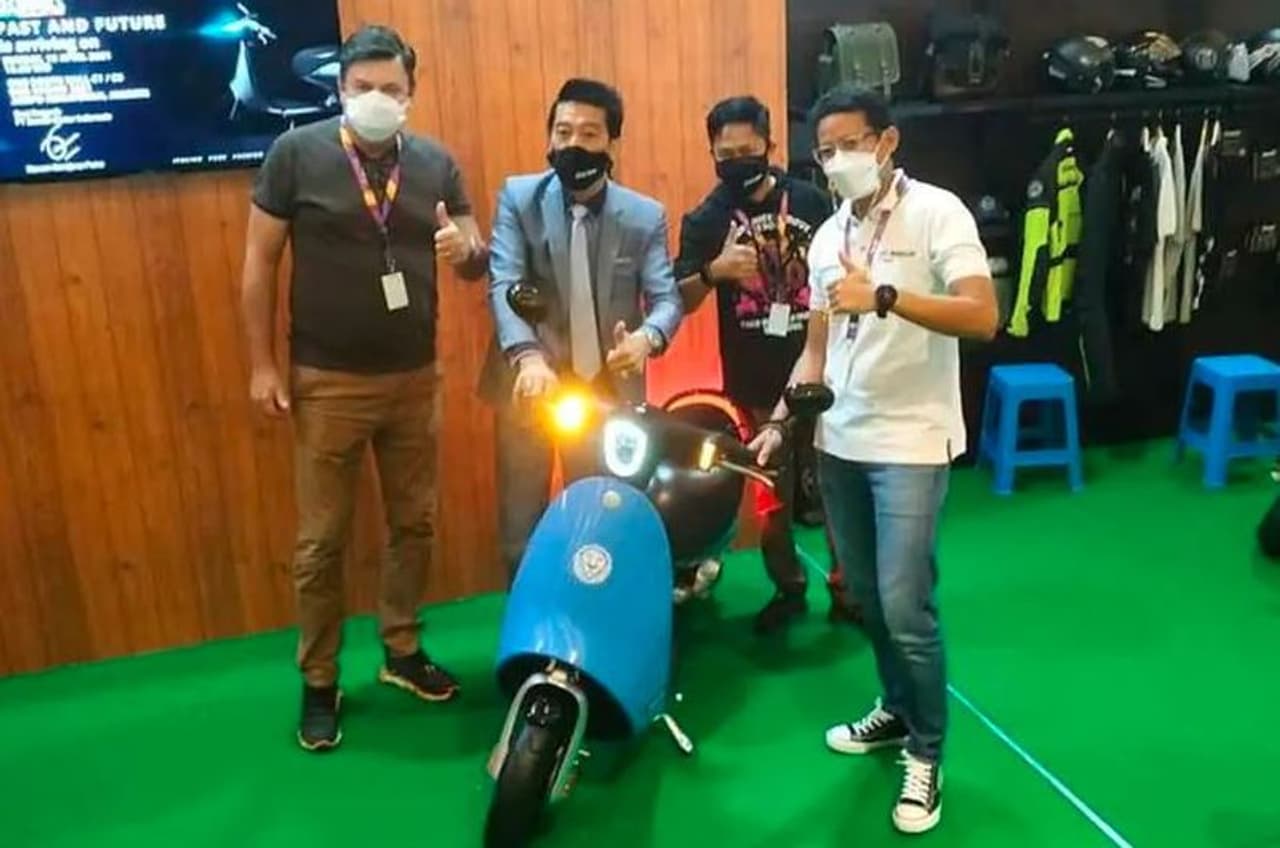 <p>2005లో చైనాలోని కియాన్‌జియాంగ్ గ్రూప్ దీనిని కొనుగోలు చేసింది. ఈ కొత్త ఎలక్ట్రిక్ స్కూటర్ డాంగ్‌ను నిర్మించడానికి చైనీస్ టెక్నాలజీని ఉపయోగించి ఆసియా మార్కెట్ల కోసం అభివృద్ధి చేసింది. &nbsp;</p>