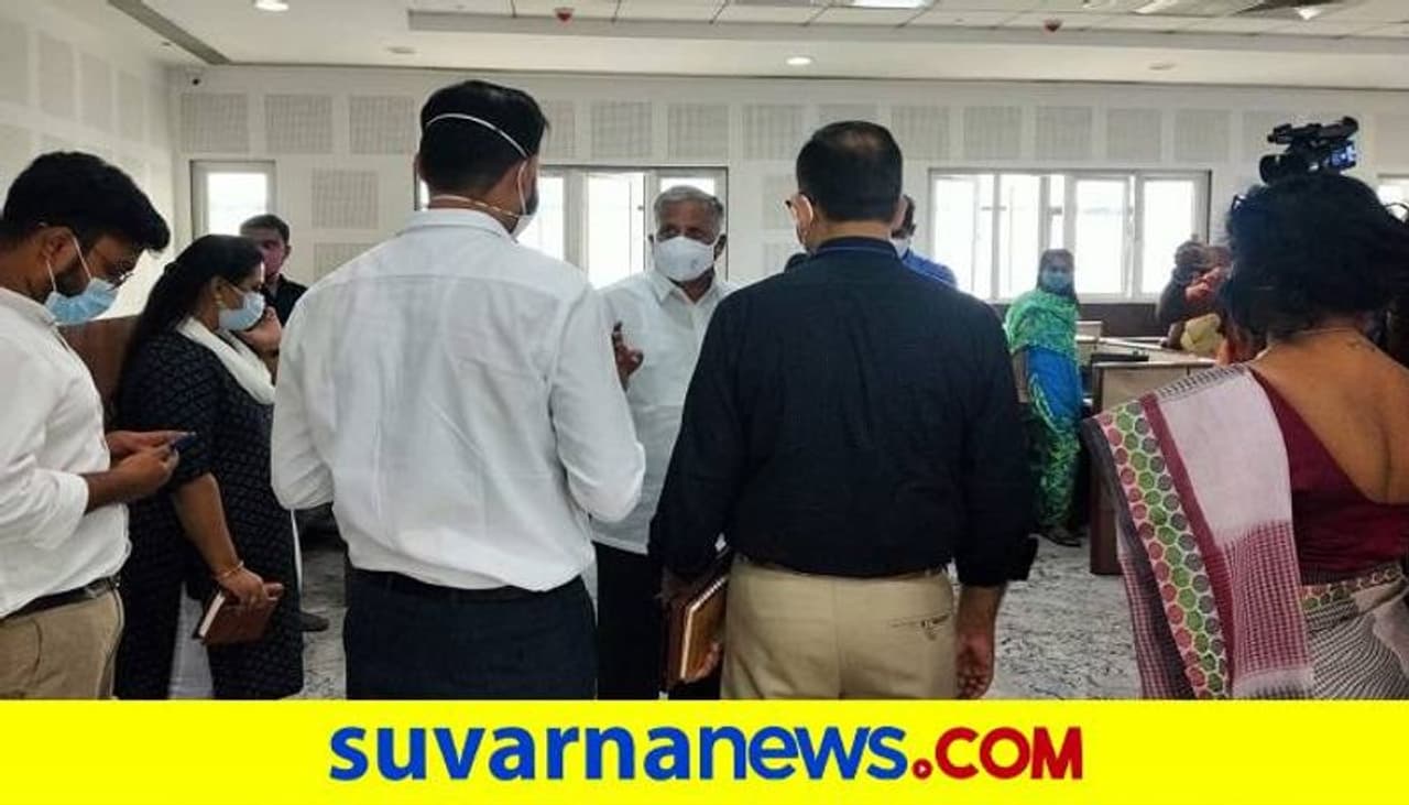 <p>ಮಂಗಳವಾರ ಬಿಬಿಎಂಪಿ ಕೇಂದ್ರ ಕಚೇರಿಯಲ್ಲಿನ ಕೋವಿಡ್ ವಾರ್ರೂಂಗೆ ಭೇಟಿ ನೀಡಿ ಪರಿಶೀಲಿಸಿದ ಅವರು, ಆಸ್ಪತ್ರೆಗಳಲ್ಲಿ ಕೊರೋನಾ ಸೋಂಕಿತರಿಗೆ ಬೆಡ್ ಹಂಚಿಕೆ ಮಾಡುವಲ್ಲಿ ಅಧಿಕಾರಿಗಳು ತಾರತಮ್ಯ ಎಸಗುತ್ತಿದ್ದು, ಬೆಂಗಳೂರು ಕೇಂದ್ರ ವಲಯದಲ್ಲಿ ಪ್ರತಿ ನಿತ್ಯ ವಿತರಣೆ ಮಾಡುವ ಪ್ರತಿ ಬೆಡ್ ಬಗೆಗಿನ ಮಾಹಿತಿಯನ್ನು ವಿವರಿಸಬೇಕು ಎಂದು ಸೂಚಿಸಿದರು.</p> <p>ಮಂಗಳವಾರ ಬಿಬಿಎಂಪಿ ಕೇಂದ್ರ ಕಚೇರಿಯಲ್ಲಿನ ಕೋವಿಡ್ ವಾರ್ರೂಂಗೆ ಭೇಟಿ ನೀಡಿ ಪರಿಶೀಲಿಸಿದ ಅವರು, ಆಸ್ಪತ್ರೆಗಳಲ್ಲಿ ಕೊರೋನಾ ಸೋಂಕಿತರಿಗೆ ಬೆಡ್ ಹಂಚಿಕೆ ಮಾಡುವಲ್ಲಿ ಅಧಿಕಾರಿಗಳು ತಾರತಮ್ಯ ಎಸಗುತ್ತಿದ್ದು, ಬೆಂಗಳೂರು ಕೇಂದ್ರ ವಲಯದಲ್ಲಿ ಪ್ರತಿ ನಿತ್ಯ ವಿತರಣೆ ಮಾಡುವ ಪ್ರತಿ ಬೆಡ್ ಬಗೆಗಿನ ಮಾಹಿತಿಯನ್ನು ವಿವರಿಸಬೇಕು ಎಂದು ಸೂಚಿಸಿದರು.</p>