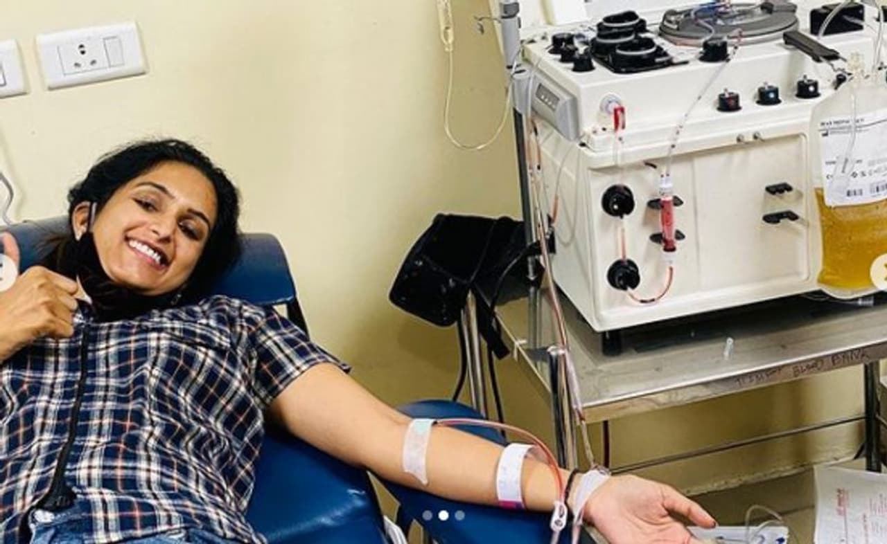 <p>ನನಗೆ ಕೊರೋನಾ ಬಂದಿದ್ದು 2020ರ ನವೆಂಬರ್ನಲ್ಲಿ. ಡಿಸೆಂಬರ್ನಲ್ಲಿ ತಂದೆಗೆ ಕೊರೋನಾ ಬಂದಿತ್ತು. ಆಗ ಯಾರೋ ಒಬ್ರು ಪ್ಲಾಸ್ಮಾ ನೀಡಿದರು ಎಂದಿದ್ದಾರೆ ನಟಿ ಕಾವ್ಯಾ ಶಾಸ್ತ್ರಿ.</p> <p>ನನಗೆ ಕೊರೋನಾ ಬಂದಿದ್ದು 2020ರ ನವೆಂಬರ್ನಲ್ಲಿ. ಡಿಸೆಂಬರ್ನಲ್ಲಿ ತಂದೆಗೆ ಕೊರೋನಾ ಬಂದಿತ್ತು. ಆಗ ಯಾರೋ ಒಬ್ರು ಪ್ಲಾಸ್ಮಾ ನೀಡಿದರು ಎಂದಿದ್ದಾರೆ ನಟಿ ಕಾವ್ಯಾ ಶಾಸ್ತ್ರಿ.</p>