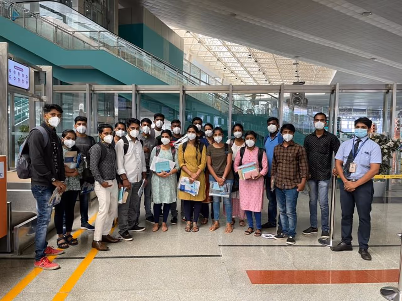 <p>19 ನರ್ಸ್ಗಳು ಮಂಗಳೂರು ಏರ್ ಪೋರ್ಟ್ ನಿಂದ ದೆಹಲಿಗೆ ತೆರಳಿದ್ದು ಇವರಿಗೆ ಗೌರವ ಪೂರ್ವಕ ಬೀಳ್ಕೊಡುಗೆ ನೀಡಲಾಯಿತು.</p> <p>19 ನರ್ಸ್ಗಳು ಮಂಗಳೂರು ಏರ್ ಪೋರ್ಟ್ ನಿಂದ ದೆಹಲಿಗೆ ತೆರಳಿದ್ದು ಇವರಿಗೆ ಗೌರವ ಪೂರ್ವಕ ಬೀಳ್ಕೊಡುಗೆ ನೀಡಲಾಯಿತು.</p>