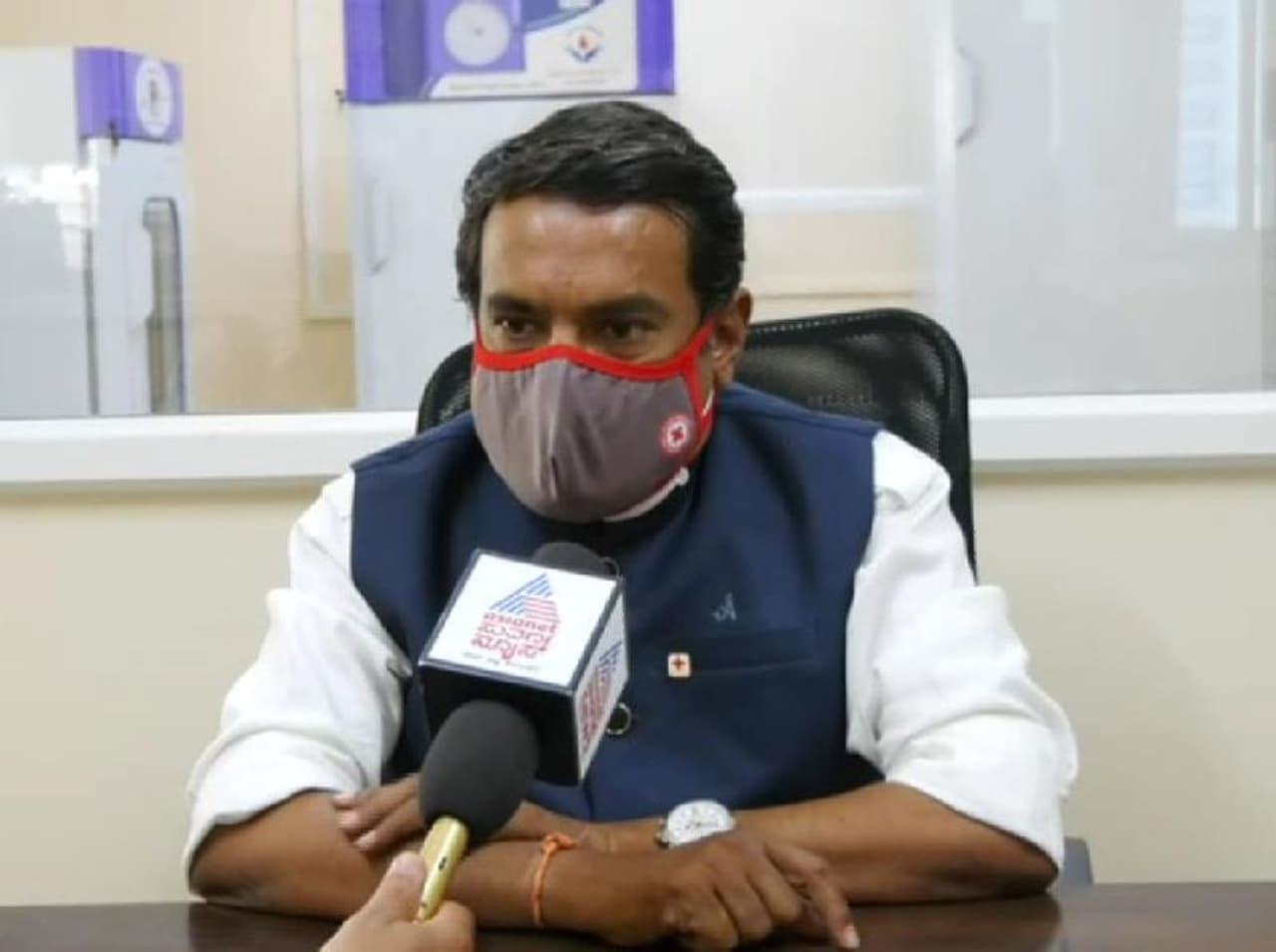 <p>ರಕ್ತದಾನಿಗಳು ಕೋವಿಡ್ ಲಸಿಕೆಗೂ ಮುನ್ನ ರಕ್ತದಾನ ಮಾಡುವಂತೆ ಆನಂದ ಎಸ್. ಜಿಗಜಿನ್ನಿ ಮನವಿ</p>