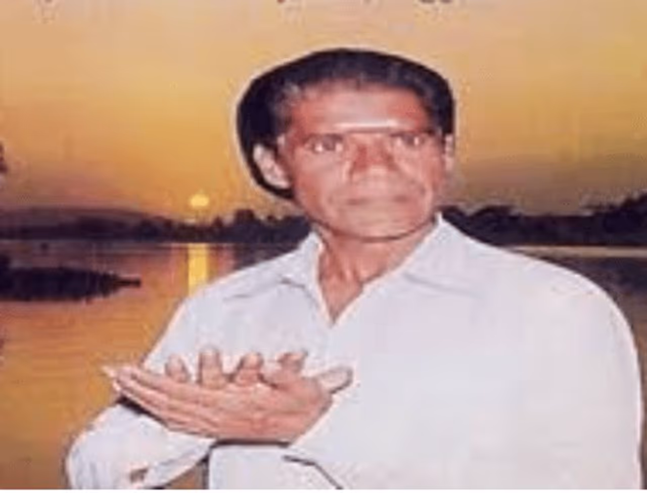 <p>தமிழ் திரையுலகில் பிரபல குணச்சித்திர நடிகராகவும், தெம்மாங்கு பாடகராகவும் வலம் வந்தவர் டி.கே.எஸ் .நடராஜன். அப்போது நாடகத்துறையில் புகழ் பெற்ற டி.கே.எஸ். கலைக்குழுவில் நடித்ததால் டிகேஎஸ் நடராஜன் என அழைக்கப்பட்டார். </p> <p>தமிழ் திரையுலகில் பிரபல குணச்சித்திர நடிகராகவும், தெம்மாங்கு பாடகராகவும் வலம் வந்தவர் டி.கே.எஸ் .நடராஜன். அப்போது நாடகத்துறையில் புகழ் பெற்ற டி.கே.எஸ். கலைக்குழுவில் நடித்ததால் டிகேஎஸ் நடராஜன் என அழைக்கப்பட்டார். </p>