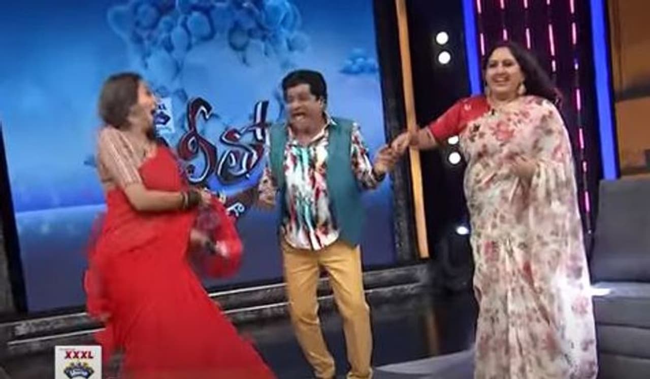 నటి సురేఖా వాణి ఇటీవల సోషల్ మీడియాలో హాట్ టాపిక్గా మారుతుంది. తన గ్లామర్ ఫోటోలను పంచుకుంటూ కుర్రాళ్లకి పిచ్చెక్కిస్తుంది. తన కూతురుతో కలిసి పొట్టిడ్రెస్సుల్లో అందాలు ఆరబోస్తూ టాక్ ఆఫ్ ది ఇండస్ట్రీ అవుతుంది. నటి సురేఖా వాణి ఇటీవల సోషల్ మీడియాలో హాట్ టాపిక్గా మారుతుంది. తన గ్లామర్ ఫోటోలను పంచుకుంటూ కుర్రాళ్లకి పిచ్చెక్కిస్తుంది. తన కూతురుతో కలిసి పొట్టిడ్రెస్సుల్లో అందాలు ఆరబోస్తూ టాక్ ఆఫ్ ది ఇండస్ట్రీ అవుతుంది.