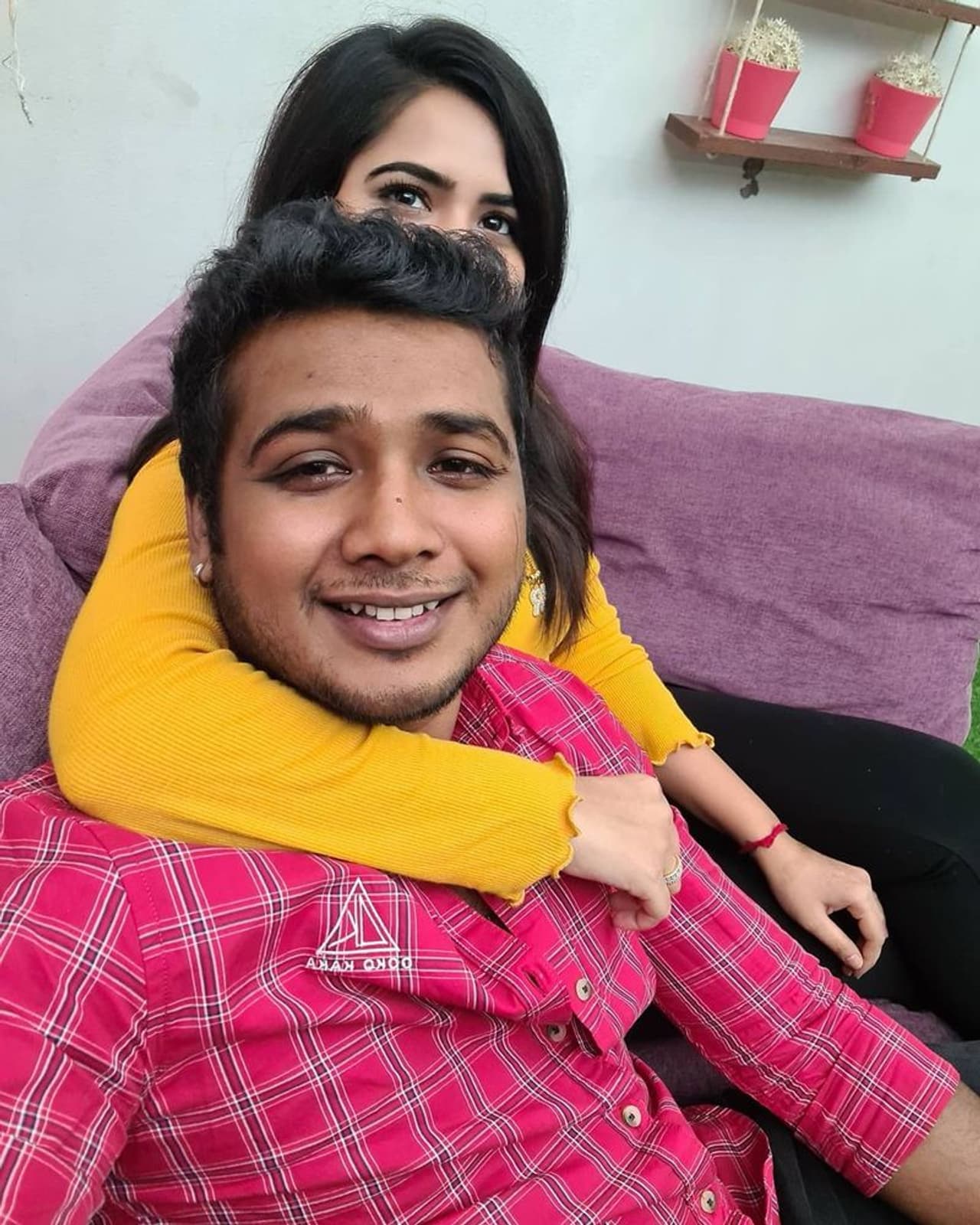 బిగ్బాస్3లో రాహుల్ సిప్లిగంజ్, పునర్నవిల మధ్య కెమిస్ట్రీ బాగా వర్కౌట్ అయ్యింది. వీరిద్దరు ప్రేమలో ఉన్నారని ప్రచారం జరిగింది. అందుకు తగ్గట్టే బయట ఈవెంట్లలో,పార్టీల్లో కలిసి సందడి చేశారు. తామిద్దరం ప్రేమలో ఉన్నామనే విషయాన్ని పరోక్షంగా తెలుపుతూ వస్తున్నారు. బిగ్బాస్3లో రాహుల్ సిప్లిగంజ్, పునర్నవిల మధ్య కెమిస్ట్రీ బాగా వర్కౌట్ అయ్యింది. వీరిద్దరు ప్రేమలో ఉన్నారని ప్రచారం జరిగింది. అందుకు తగ్గట్టే బయట ఈవెంట్లలో,పార్టీల్లో కలిసి సందడి చేశారు. తామిద్దరం ప్రేమలో ఉన్నామనే విషయాన్ని పరోక్షంగా తెలుపుతూ వస్తున్నారు.