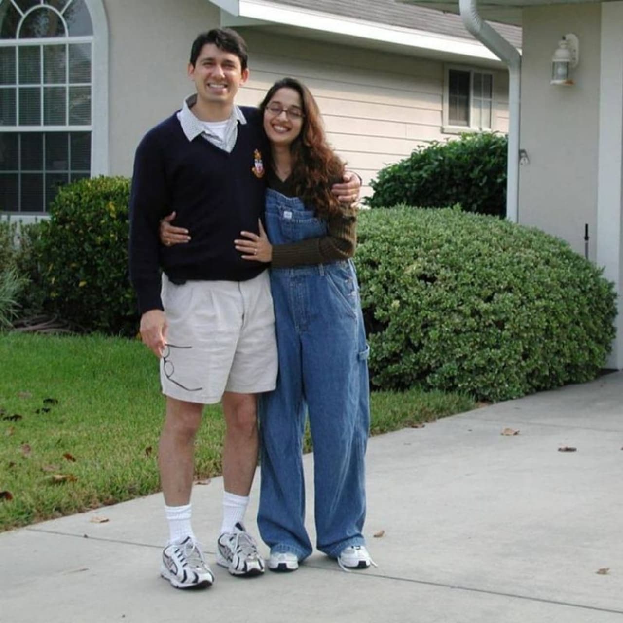 బాలీవుడ్ అలనాటి అందాల తరగా తన గ్లామర్తో ఓ ఊపు ఊపిన మాధురీ దీక్షిత్ ఇంత సమ్మర్ టైమ్లో మరింత వేడిని కోరుకుంటోంది. అందుకు తన భర్తతో కలిసి ఓ క్లోజ్డ్ గా ఉన్న ఫోటోని పంచుకుంది. బాలీవుడ్ అలనాటి అందాల తరగా తన గ్లామర్తో ఓ ఊపు ఊపిన మాధురీ దీక్షిత్ ఇంత సమ్మర్ టైమ్లో మరింత వేడిని కోరుకుంటోంది. అందుకు తన భర్తతో కలిసి ఓ క్లోజ్డ్ గా ఉన్న ఫోటోని పంచుకుంది.