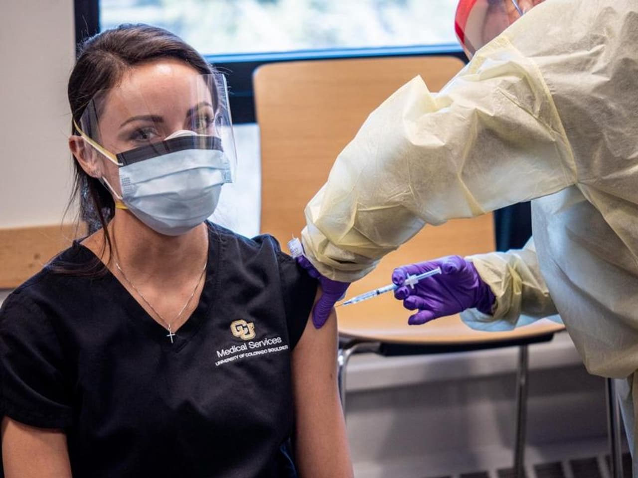 <p>త్వరలోనే దేశ ప్రజలకు అందుబాటులోకి రానుంది. అయితే ప్రస్తుతానికి దాని ధర గురించి సమాచారం లేదు. భారతదేశంలో &nbsp;అందుబాటులో ఉన్న ఈ మూడు కరోనా వ్యాక్సిన్లు &nbsp; కోవిషీల్డ్, కోవాక్సిన్ లేదా స్పుత్నిక్ వి వీటిలో ఏది ఉత్తమమైనది, ఏ వాక్సిన్ &nbsp;ప్రభావవంతంగా ఉంటుందో తెలుసుకోవడం కూడా మీకు చాలా ముఖ్యం. &nbsp;</p><p>&nbsp;</p><p>&nbsp;దేశంలోని &nbsp;వైద్యులు, నిపుణుల అభిప్రాయం ప్రకారం ఈ మూడు టీకాలు కరోనా లక్షణాలను నివారించడంలో అలాగే ప్రాణహాని తగ్గించడంలో 100% ప్రభావవంతంగా పనిచేస్తాయి. అయితే ప్రభుత్వం అందిస్తున్న కరోనా వ్యాక్సిన్ పొందడం చాలా ముఖ్యం. ఎందుకంటే మీ ఆరోగ్యం, విలువైన జీవితానికి టీకా అవసరం.&nbsp;</p>