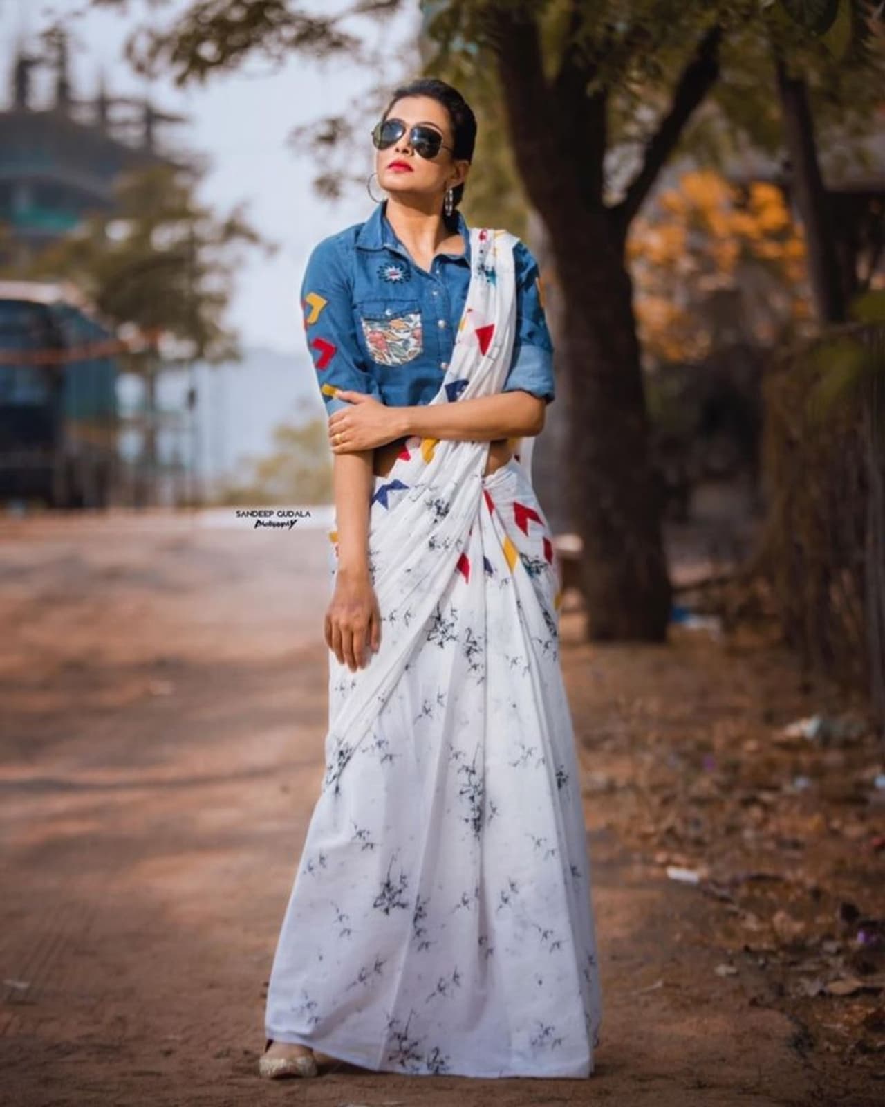 ప్రియమణి `ఢీ` డాన్స్ ఛాంపియన్స్ షో కోసం స్టయిలీష్గా రెడీ అయ్యింది. డిఫరెంట్ డ్రెస్సింగ్స్ తో కేకపెట్టిస్తుంది. పై జీన్స్ షర్ట్, కింద శారీలో హోయలు పోయింది. ప్రియమణి `ఢీ` డాన్స్ ఛాంపియన్స్ షో కోసం స్టయిలీష్గా రెడీ అయ్యింది. డిఫరెంట్ డ్రెస్సింగ్స్ తో కేకపెట్టిస్తుంది. పై జీన్స్ షర్ట్, కింద శారీలో హోయలు పోయింది.