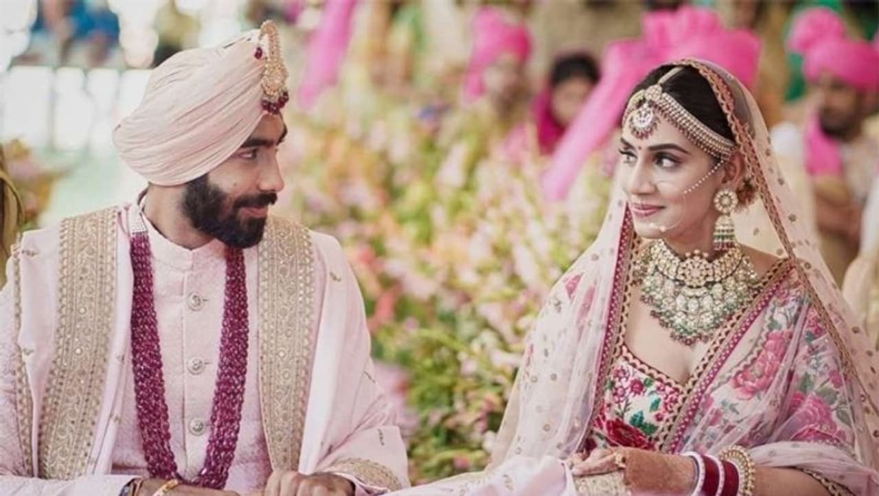 <p>సంజన గణేశన్, నేడు తన 30వ పుట్టినరోజు జరుపుకుంటోంది. పెళ్లైన తర్వాత ఆమెకిదే మొదటి బర్త్ డే... అందుకేనేమో భార్యామణికి గుర్తుండిపోయే ఓ స్వీట్ మెసేజ్‌తో ఆమెకు పుట్టినరోజు శుభాకాంక్షలు తెలిపాడు బుమ్రా...</p>