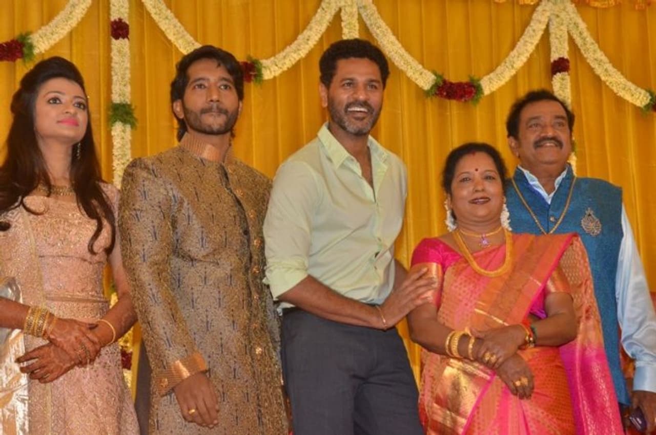 <p>கொரோனா முதல் அலையைப் போலவே 2வது அலையிலும் பல திரைப்பிரபலங்களை பறிகொடுத்து வருகிறது கோலிவுட். கொரோனா தொற்று காரணமாக தமிழ் திரையுலகின் முன்னணி நகைச்சுவை நடிகரான பாண்டு மற்றும் அவரது மனைவி குமுதா இருவரும் சென்னையில் உள்ள தனியார் மருத்துவமனை ஒன்றில் சிகிச்சை பெற்று வந்தனர்.</p> <p>கொரோனா முதல் அலையைப் போலவே 2வது அலையிலும் பல திரைப்பிரபலங்களை பறிகொடுத்து வருகிறது கோலிவுட். கொரோனா தொற்று காரணமாக தமிழ் திரையுலகின் முன்னணி நகைச்சுவை நடிகரான பாண்டு மற்றும் அவரது மனைவி குமுதா இருவரும் சென்னையில் உள்ள தனியார் மருத்துவமனை ஒன்றில் சிகிச்சை பெற்று வந்தனர்.</p>