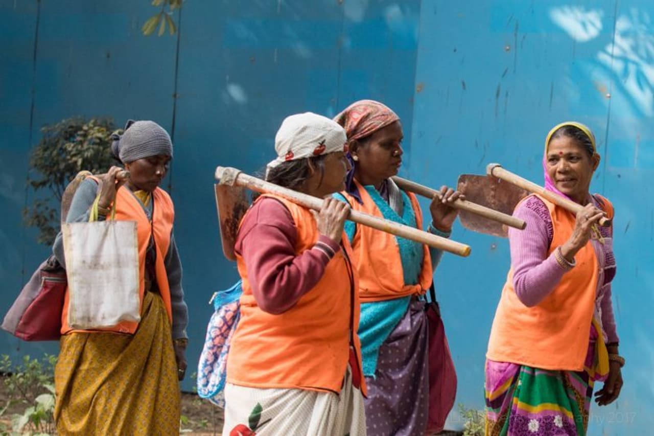 <p>కరోనా కారణంగా లాక్ డౌన్ నుండి దాదాపు కోట్ల మంది ఉద్యోగాలు కోల్పోవల్సి వచ్చింది. వీరిలో ఉద్యోగం చేసే మహిళలపైనే తీవ్రమైన ప్రభావాన్ని చూపించింది. </p> <p>కరోనా కారణంగా లాక్ డౌన్ నుండి దాదాపు కోట్ల మంది ఉద్యోగాలు కోల్పోవల్సి వచ్చింది. వీరిలో ఉద్యోగం చేసే మహిళలపైనే తీవ్రమైన ప్రభావాన్ని చూపించింది. </p>