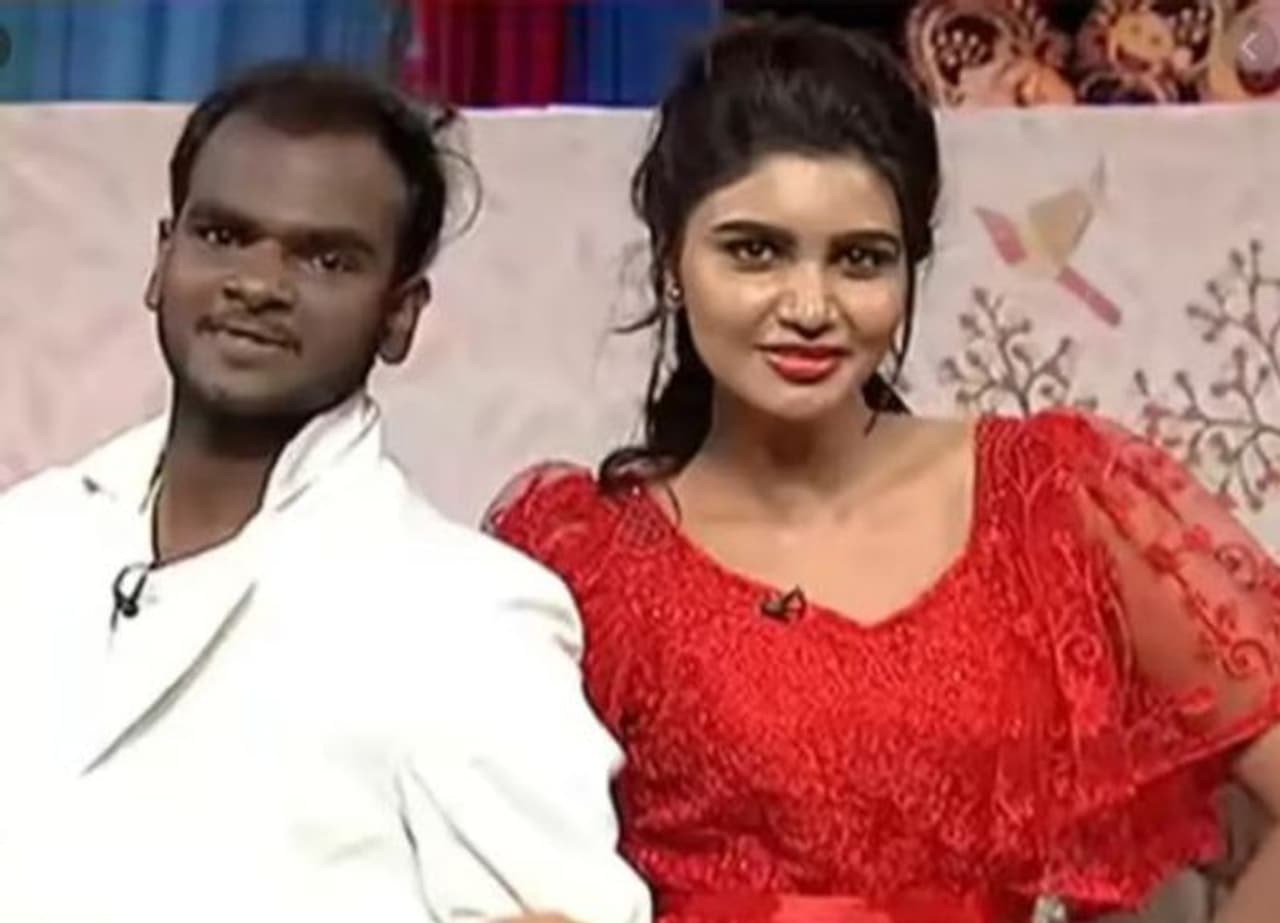 `జబర్దస్త్` కామెడీలో వర్ష, ఇమ్మాన్యుయెల్ జోడీకి యమ క్రేజ్. బ్లాక్ అండ్ వైట్ కాంబినేషన్ స్టేజ్లో కామెడీ పండిస్తే నవ్వాపుకోలేదు. జస్ట్ కామెడీతోనే కాదు, పిచ్చెక్కించే రొమాన్స్ తోనూ మెస్మరైజ్ చేస్తుంటారు. `జబర్దస్త్` కామెడీలో వర్ష, ఇమ్మాన్యుయెల్ జోడీకి యమ క్రేజ్. బ్లాక్ అండ్ వైట్ కాంబినేషన్ స్టేజ్లో కామెడీ పండిస్తే నవ్వాపుకోలేదు. జస్ట్ కామెడీతోనే కాదు, పిచ్చెక్కించే రొమాన్స్ తోనూ మెస్మరైజ్ చేస్తుంటారు.