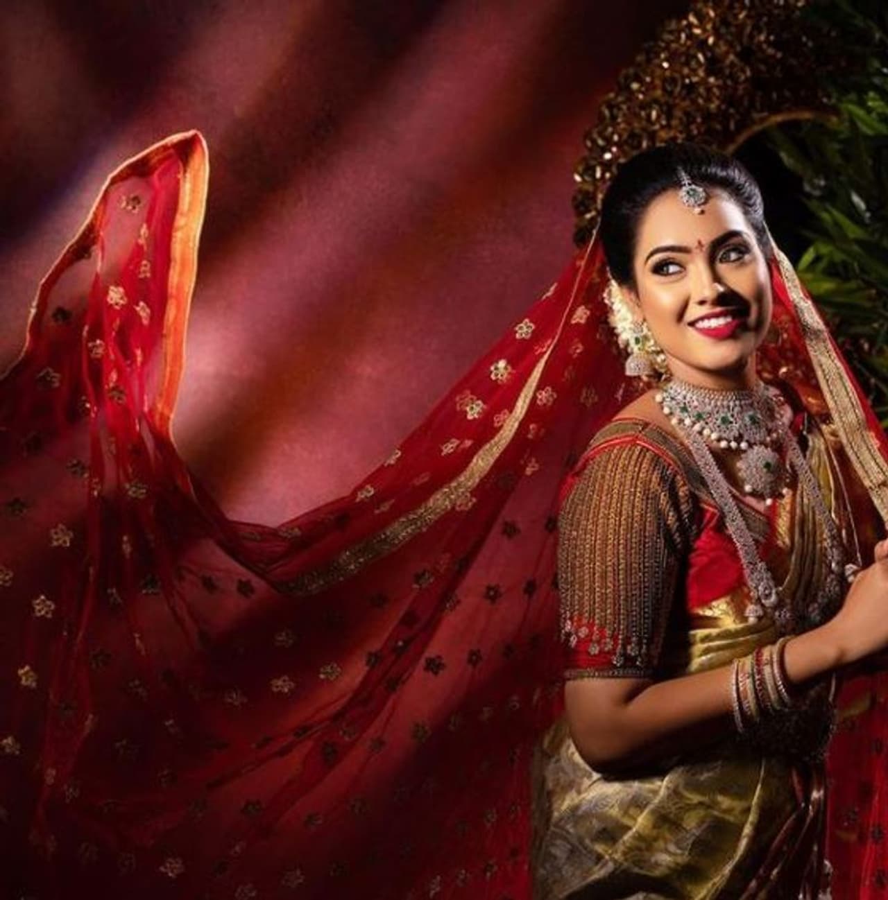 <p>மணமகளை மாறி நின்று போஸ் கொடுக்கும் பவித்ரா </p> <p>மணமகளை மாறி நின்று போஸ் கொடுக்கும் பவித்ரா </p>