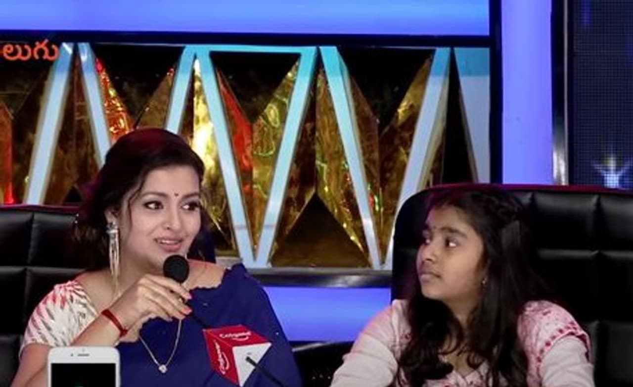 పవర్ స్టార్ పవన్ కళ్యాణ్ మాజీ భార్య రేణు దేశాయ్ ఆయన్నుంచి విడాకులు పొందిన తర్వాత కొన్నాళ్లు సైలెంట్గా ఉంది. ఇటీవల తిరిగి మీడియా ముందుకొస్తూ తన బాధని, స్ట్రగుల్స్ ని పంచుకుంటోన్న విషయం తెలిసిందే. సోషల్ మీడియాలోనూ యాక్టివ్గా ఉంటోంది. పవర్ స్టార్ పవన్ కళ్యాణ్ మాజీ భార్య రేణు దేశాయ్ ఆయన్నుంచి విడాకులు పొందిన తర్వాత కొన్నాళ్లు సైలెంట్గా ఉంది. ఇటీవల తిరిగి మీడియా ముందుకొస్తూ తన బాధని, స్ట్రగుల్స్ ని పంచుకుంటోన్న విషయం తెలిసిందే. సోషల్ మీడియాలోనూ యాక్టివ్గా ఉంటోంది.