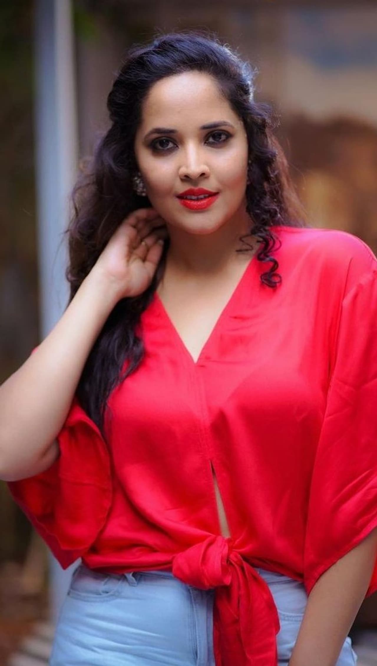 `జబర్దస్త్` అనసూయ క్రేజ్ గురించి తెలిసిందే. ఈ అమ్మడి గ్లామర్తో టీవీ ఇండస్ట్రీని, సోషల్ మీడియాని శాషిస్తుంది. అంతేకాదు `రంగస్థలం` తర్వాత సినిమాల్లోనూ మంచి పాత్రలు దక్కించుకుంటూ దూసుకుపోతుంది. `కథనం` తర్వాత అనసూయ మెయిన్ లీడ్గా చేసిన చిత్రం `థ్యాంక్యూ బ్రదర్`. ఈ సినిమాలో అనసూయ ఫేమస్ నేమ్. ఆమె పేరు చెప్పుకునే చిత్ర ప్రమోషన్ చేసుకుంటూ వచ్చింది. ఇంకా చెప్పాలంటే అనసూయనే ఈ సినిమా బాధ్యతని తన భుజాలపై వేసుకుంది. తన గ్లామర్ని మేళవించి చేసిన ఈ అమ్మడి ప్రమోషన్ బాగానే వర్కౌట్ అయ్యింది. `జబర్దస్త్` అనసూయ క్రేజ్ గురించి తెలిసిందే. ఈ అమ్మడి గ్లామర్తో టీవీ ఇండస్ట్రీని, సోషల్ మీడియాని శాషిస్తుంది. అంతేకాదు `రంగస్థలం` తర్వాత సినిమాల్లోనూ మంచి పాత్రలు దక్కించుకుంటూ దూసుకుపోతుంది. `కథనం` తర్వాత అనసూయ మెయిన్ లీడ్గా చేసిన చిత్రం `థ్యాంక్యూ బ్రదర్`. ఈ సినిమాలో అనసూయ ఫేమస్ నేమ్. ఆమె పేరు చెప్పుకునే చిత్ర ప్రమోషన్ చేసుకుంటూ వచ్చింది. ఇంకా చెప్పాలంటే అనసూయనే ఈ సినిమా బాధ్యతని తన భుజాలపై వేసుకుంది. తన గ్లామర్ని మేళవించి చేసిన ఈ అమ్మడి ప్రమోషన్ బాగానే వర్కౌట్ అయ్యింది.