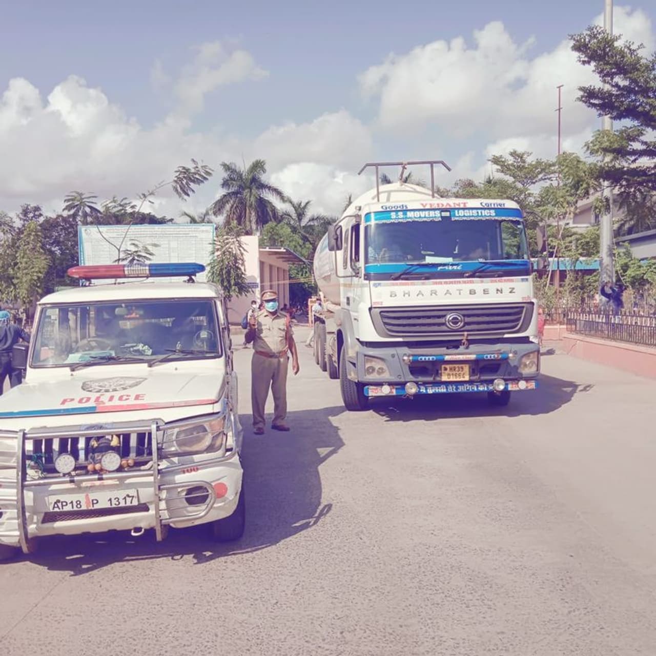 <p>విజయవాడ GGHలో పెను ప్రమాదం తప్పింది. ఆంధ్ర ప్రదేశ్ పోలీసులు సకాలంలో ఆక్సిజన్ అందేలా కృషి చేసి 400 మంది ప్రాణాలను కాపాడారు. </p> <p>విజయవాడ GGHలో పెను ప్రమాదం తప్పింది. ఆంధ్ర ప్రదేశ్ పోలీసులు సకాలంలో ఆక్సిజన్ అందేలా కృషి చేసి 400 మంది ప్రాణాలను కాపాడారు. </p>