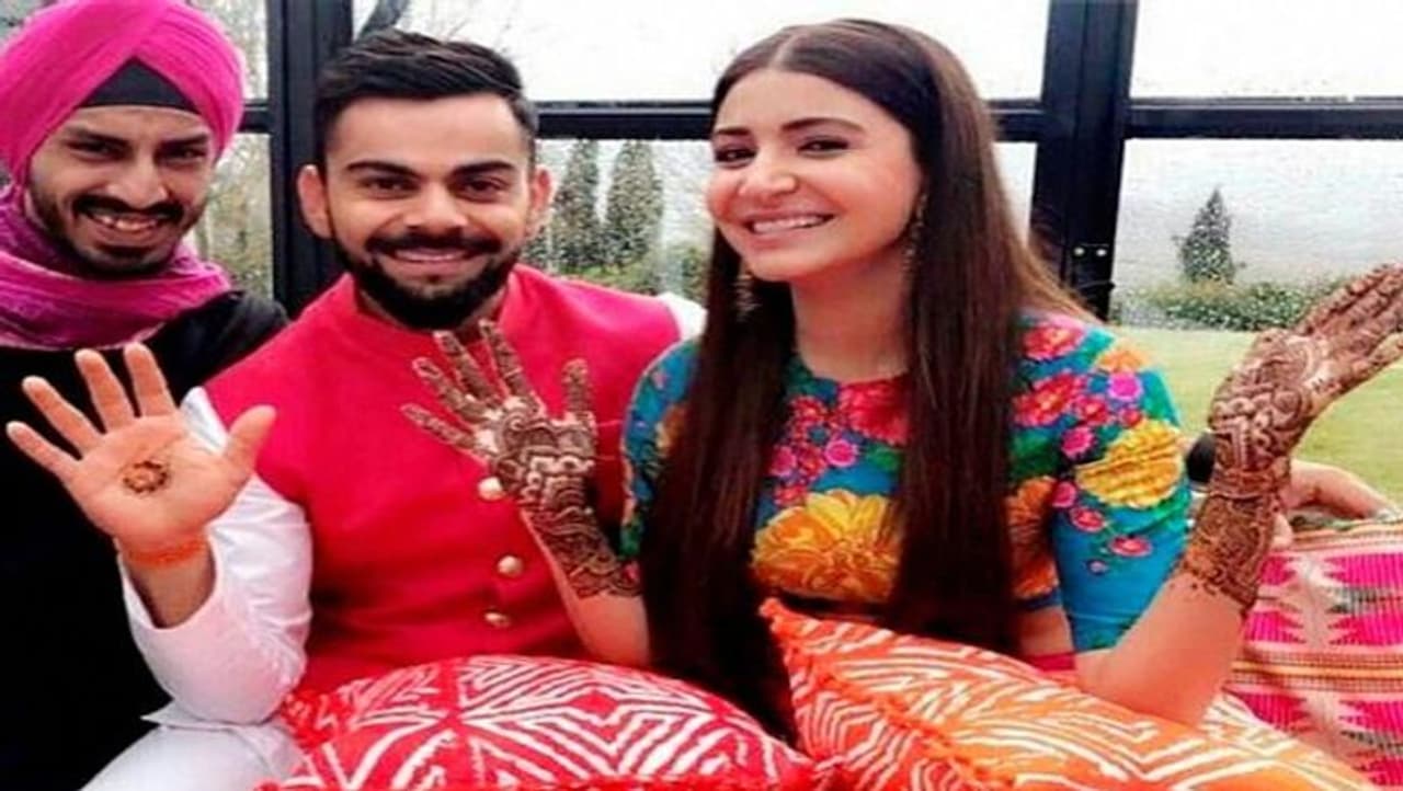 <p><strong>ಅನುಷ್ಕಾ ಶರ್ಮಾ:</strong><br />ಟೀಮ್ ಇಂಡಿಯಾದ ನಾಯಕ ವಿರಾಟ್ ಕೊಹ್ಲಿ ಕ್ರಿಕೆಟ್ ಕಾರಣದಿಂದಾಗಿ 12ನೇ ತರಗತಿ ನಂತರ ಶಿಕ್ಷಣ ಮುಂದುವರೆಸಲಿಲ್ಲ. ಆದೇ ಪತ್ನಿ ಬಾಲಿವುಡ್ ನಟಿ ಅನುಷ್ಕಾಶರ್ಮ ಅರ್ಥಶಾಸ್ತ್ರದಲ್ಲಿ ಸ್ನಾತಕೋತ್ತರ ಪದವಿ ಪೂರೈಸಿದ್ದಾರೆ.<br /> <br /> </p> <p><strong>ಅನುಷ್ಕಾ ಶರ್ಮಾ:</strong><br />ಟೀಮ್ ಇಂಡಿಯಾದ ನಾಯಕ ವಿರಾಟ್ ಕೊಹ್ಲಿ ಕ್ರಿಕೆಟ್ ಕಾರಣದಿಂದಾಗಿ 12ನೇ ತರಗತಿ ನಂತರ ಶಿಕ್ಷಣ ಮುಂದುವರೆಸಲಿಲ್ಲ. ಆದೇ ಪತ್ನಿ ಬಾಲಿವುಡ್ ನಟಿ ಅನುಷ್ಕಾಶರ್ಮ ಅರ್ಥಶಾಸ್ತ್ರದಲ್ಲಿ ಸ್ನಾತಕೋತ್ತರ ಪದವಿ ಪೂರೈಸಿದ್ದಾರೆ.<br /> <br /> </p>