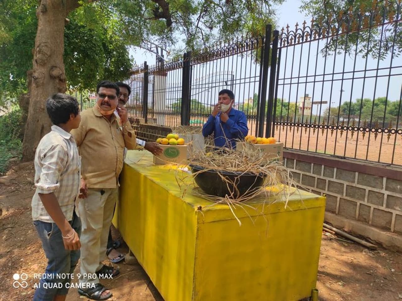 <p>ಕೊರೋನಾ ಎರಡನೇ ಅಲೆಯ ಸೋಂಕು ವ್ಯಾಪಿಸಿರುವುದರಿಂದ ಶಾಲಾ ಕಾಲೇಜುಗಳನ್ನು ಬಂದ್ ಮಾಡಲಾಗಿದೆ. ಇದರ ನೇರ ಪರಿಣಾಮ ಅತಿಥಿ ಉಪನ್ಯಾಸಕರಿಗೆ ತಟ್ಟಿದೆ. ಫೆಬ್ರವರಿವರೆಗೆ ಅತಿಥಿ ಉಪನ್ಯಾಸಕರನ್ನು ದುಡಿಸಿಕೊಂಡು ಬಳಿಕ ಅವರನ್ನು ಕೈಬಿಟ್ಟಿದೆ. ಕಳೆದ ವರ್ಷ ಕೂಡ ಪೂರ್ತಿ ವರ್ಷ ಇವರ ಸೇವೆ ಪಡೆಯದೇ ಮೂರು ತಿಂಗಳ ವೇತನ ನೀಡಲಾಗಿತ್ತು. ನಂತರ ಹೋರಾಟ ಮಾಡಿದ ನಂತರ ಶೇ. 50ರಷ್ಟು ಅತಿಥಿ ಉಪನ್ಯಾಸಕರನ್ನು ಸರ್ಕಾರ ನೇಮಕ ಮಾಡಿಕೊಂಡಿತ್ತು. ಜನವರಿ ಮತ್ತು ಫೆಬ್ರವರಿ ಎರಡು ತಿಂಗಳು ಬೋಧನೆ ಮಾಡಿದ ಇವರೀಗ ಮತ್ತೆ ನಿರುದ್ಯೋಗಿಗಳಾಗಿದ್ದಾರೆ. ಹತ್ತಾರು ವರ್ಷ ಕಾಲೇಜುಗಳಲ್ಲಿ ಬೋಧನೆ ಮಾಡಿದವರು ಈಗ ಜೀವನ ನಿರ್ವಹಣೆಗೆ ಪರದಾಡುತ್ತಿದ್ದಾರೆ.</p> <p>ಕೊರೋನಾ ಎರಡನೇ ಅಲೆಯ ಸೋಂಕು ವ್ಯಾಪಿಸಿರುವುದರಿಂದ ಶಾಲಾ ಕಾಲೇಜುಗಳನ್ನು ಬಂದ್ ಮಾಡಲಾಗಿದೆ. ಇದರ ನೇರ ಪರಿಣಾಮ ಅತಿಥಿ ಉಪನ್ಯಾಸಕರಿಗೆ ತಟ್ಟಿದೆ. ಫೆಬ್ರವರಿವರೆಗೆ ಅತಿಥಿ ಉಪನ್ಯಾಸಕರನ್ನು ದುಡಿಸಿಕೊಂಡು ಬಳಿಕ ಅವರನ್ನು ಕೈಬಿಟ್ಟಿದೆ. ಕಳೆದ ವರ್ಷ ಕೂಡ ಪೂರ್ತಿ ವರ್ಷ ಇವರ ಸೇವೆ ಪಡೆಯದೇ ಮೂರು ತಿಂಗಳ ವೇತನ ನೀಡಲಾಗಿತ್ತು. ನಂತರ ಹೋರಾಟ ಮಾಡಿದ ನಂತರ ಶೇ. 50ರಷ್ಟು ಅತಿಥಿ ಉಪನ್ಯಾಸಕರನ್ನು ಸರ್ಕಾರ ನೇಮಕ ಮಾಡಿಕೊಂಡಿತ್ತು. ಜನವರಿ ಮತ್ತು ಫೆಬ್ರವರಿ ಎರಡು ತಿಂಗಳು ಬೋಧನೆ ಮಾಡಿದ ಇವರೀಗ ಮತ್ತೆ ನಿರುದ್ಯೋಗಿಗಳಾಗಿದ್ದಾರೆ. ಹತ್ತಾರು ವರ್ಷ ಕಾಲೇಜುಗಳಲ್ಲಿ ಬೋಧನೆ ಮಾಡಿದವರು ಈಗ ಜೀವನ ನಿರ್ವಹಣೆಗೆ ಪರದಾಡುತ್ತಿದ್ದಾರೆ.</p>