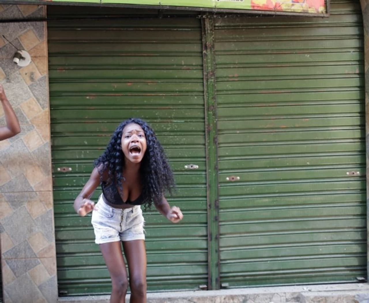 <p><br /> റിയോഡി ജനീറോയിലെ പഴക്കമേറിയ ജകാറെസിഞ്ഞോ ചേരിപ്രദേശത്താണ് സംഭവം. അതിരാവിലെ നൂറു കണക്കിന് സായുധപൊലീസുകാര് ഇവിടെ വളയുകയായിരുന്നു. </p> <p><br /> റിയോഡി ജനീറോയിലെ പഴക്കമേറിയ ജകാറെസിഞ്ഞോ ചേരിപ്രദേശത്താണ് സംഭവം. അതിരാവിലെ നൂറു കണക്കിന് സായുധപൊലീസുകാര് ഇവിടെ വളയുകയായിരുന്നു. </p>