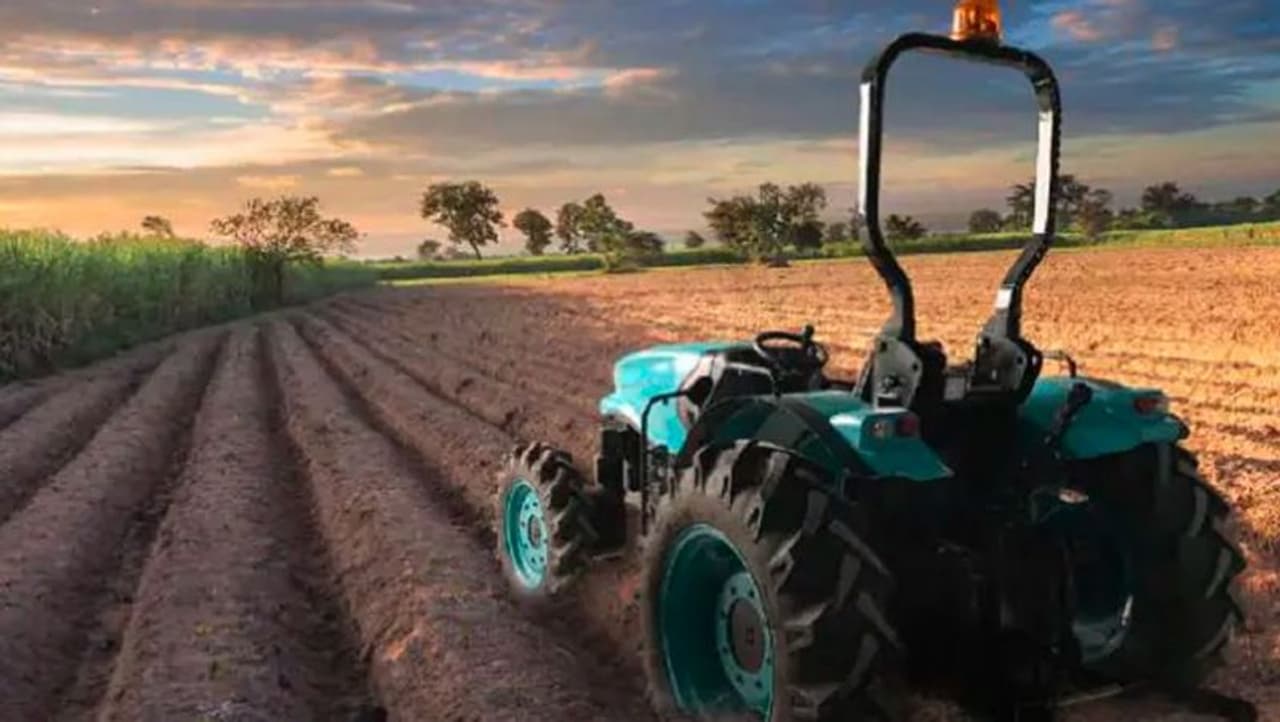 <p> అయితే ఈ విభాగంలో ఒక వాహనంలో ఇలాంటి ఫీచర్లు ఇవ్వడం మొదటిసారి. ఈ ట్రాక్టర్ చాలా అడ్వాన్స్డ్ ఫీచర్లు, టెక్నాలజీతో వస్తుంది, కాబట్టి కంపెనీ దీనిని భారతదేశపు అత్యంత వినూత్నమైన ట్రాక్టర్ గా భావిస్తుంది.</p> <p> అయితే ఈ విభాగంలో ఒక వాహనంలో ఇలాంటి ఫీచర్లు ఇవ్వడం మొదటిసారి. ఈ ట్రాక్టర్ చాలా అడ్వాన్స్డ్ ఫీచర్లు, టెక్నాలజీతో వస్తుంది, కాబట్టి కంపెనీ దీనిని భారతదేశపు అత్యంత వినూత్నమైన ట్రాక్టర్ గా భావిస్తుంది.</p>