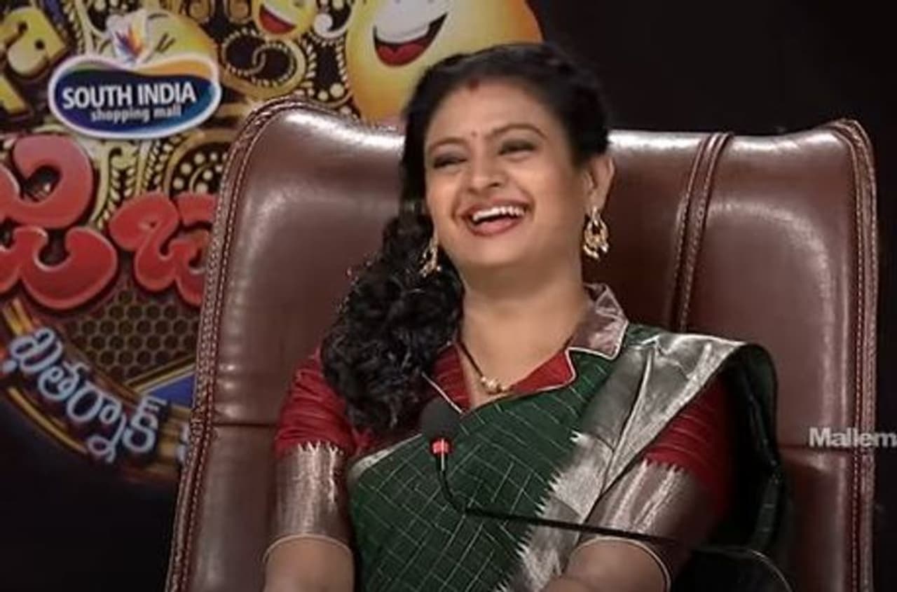 `జబర్దస్త్` షో 2013 నుంచి రన్ అవుతున్న విషయం తెలిసిందే. మొదట్లో కొన్ని విమర్శలు ఎదుర్కొన్నా, ఆ తర్వాత చాలా మంది దీనికి అలవాటు పడ్డారు. ఇంటిళ్లిపాది చూసే షోగా, కాస్త రిలాక్స్ అయ్యే షోగా దీన్ని చూస్తున్నారు. కొన్ని కోట్ల మంది ఈ షోని చూస్తున్నారు. `జబర్దస్త్` షో 2013 నుంచి రన్ అవుతున్న విషయం తెలిసిందే. మొదట్లో కొన్ని విమర్శలు ఎదుర్కొన్నా, ఆ తర్వాత చాలా మంది దీనికి అలవాటు పడ్డారు. ఇంటిళ్లిపాది చూసే షోగా, కాస్త రిలాక్స్ అయ్యే షోగా దీన్ని చూస్తున్నారు. కొన్ని కోట్ల మంది ఈ షోని చూస్తున్నారు.