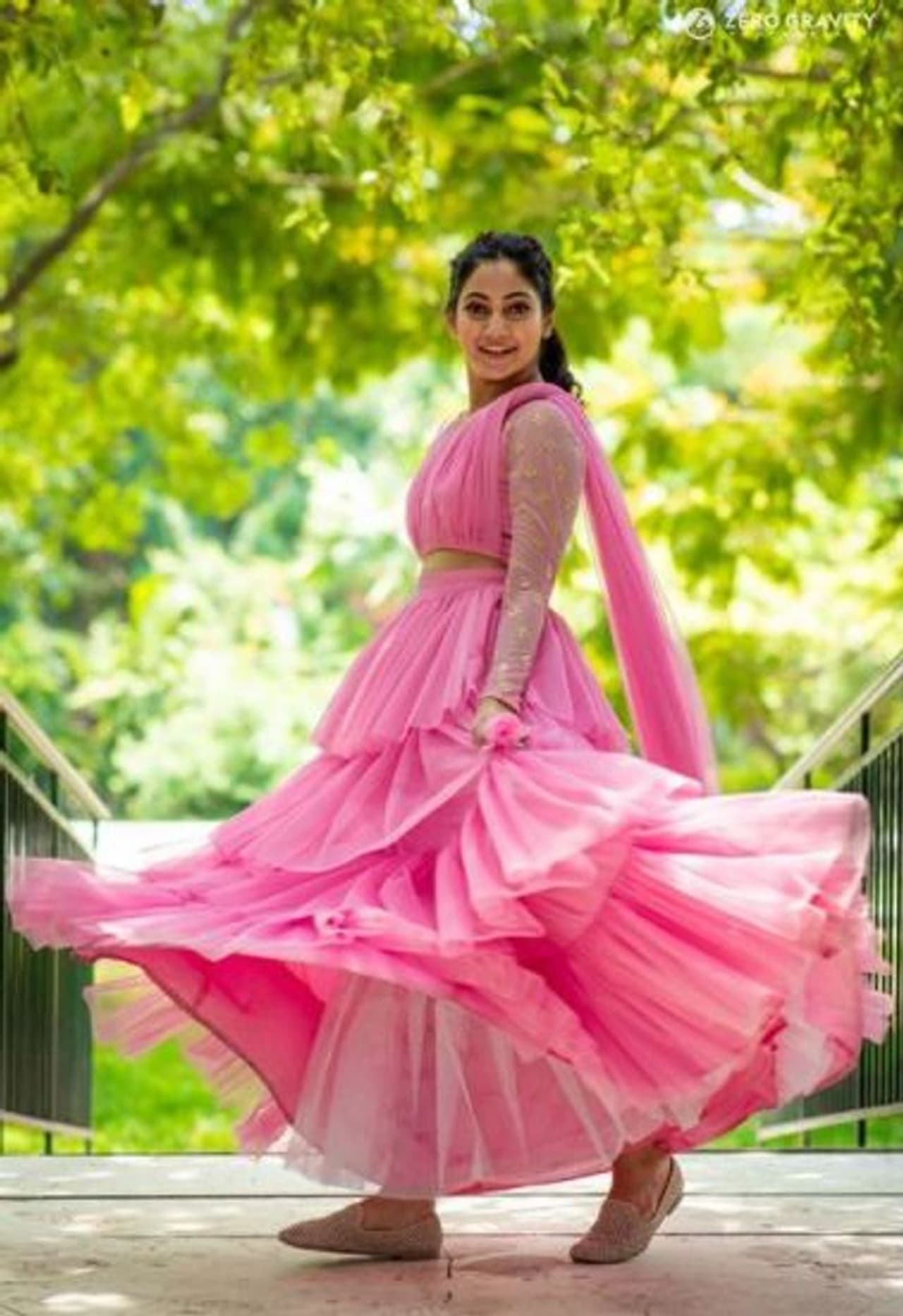 <p>இலங்கை செய்திவாசிப்பாளரான லாஸ்லியா பிக்பாஸ் சீசன் 3 நிகழ்ச்சியில் பங்கேற்றதால் தமிழகம் முழுவதும் பட்டி, தொட்டி எல்லாம் பிரபலமானார்.</p> <p>இலங்கை செய்திவாசிப்பாளரான லாஸ்லியா பிக்பாஸ் சீசன் 3 நிகழ்ச்சியில் பங்கேற்றதால் தமிழகம் முழுவதும் பட்டி, தொட்டி எல்லாம் பிரபலமானார்.</p>